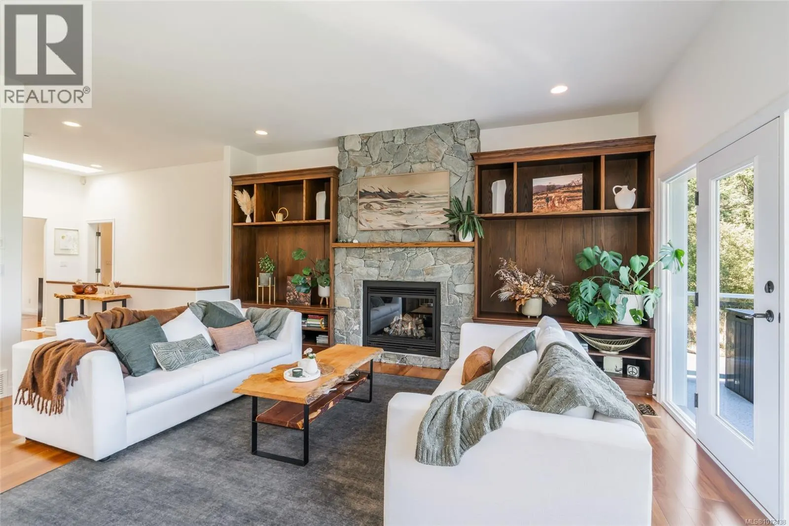 2904 Dolphin Dr