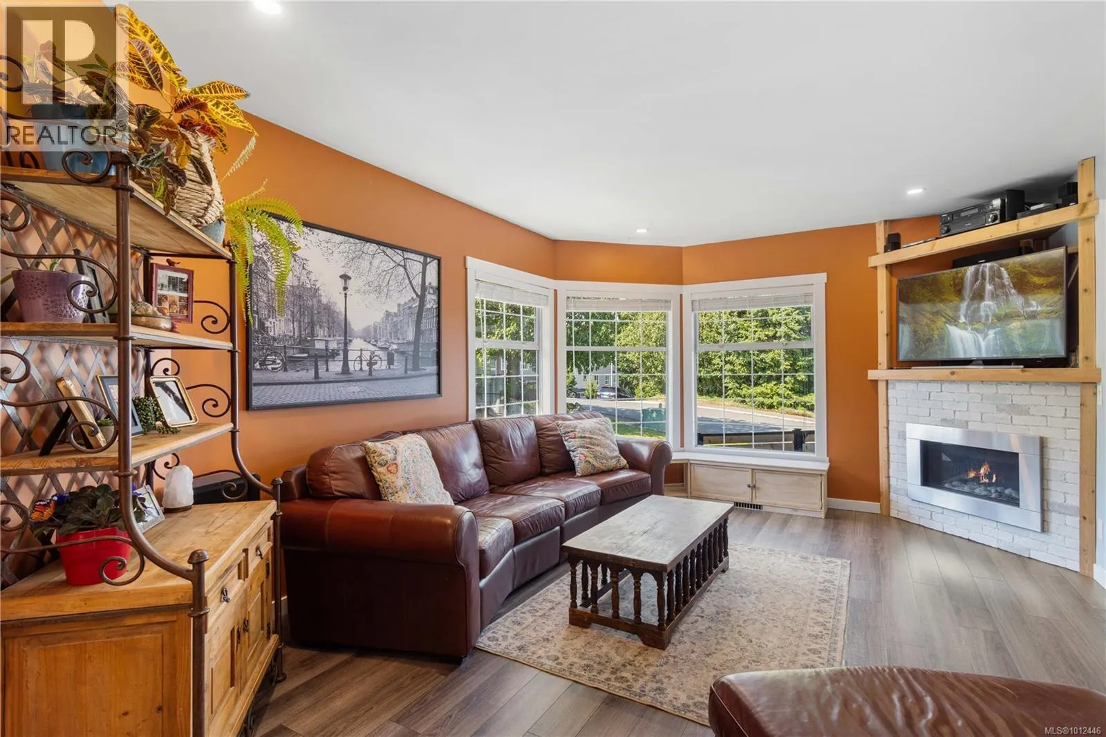 5804 Tweedsmuir Cres