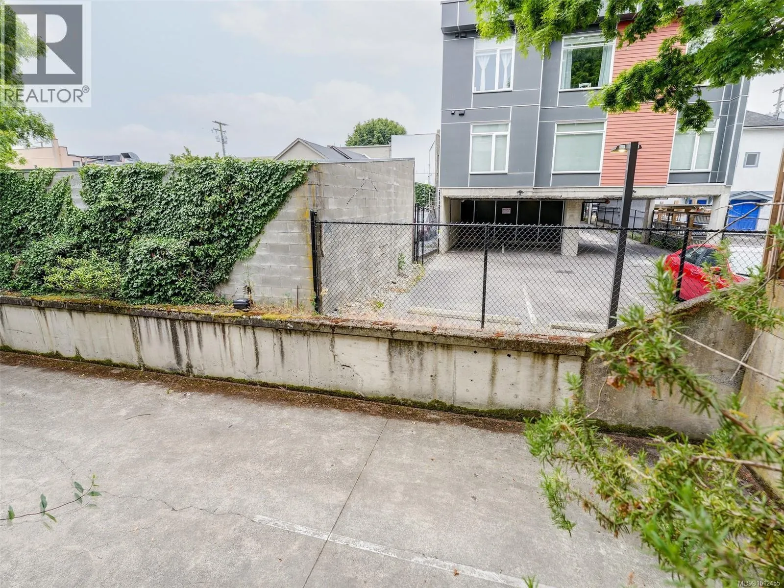 104 1039 Caledonia Ave