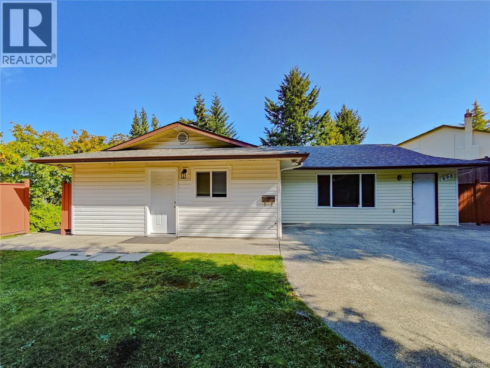 898 Cecil Blogg Dr