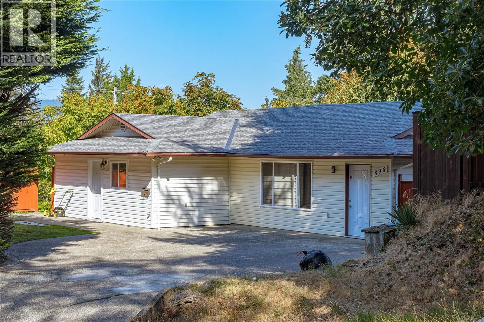 898 Cecil Blogg Dr