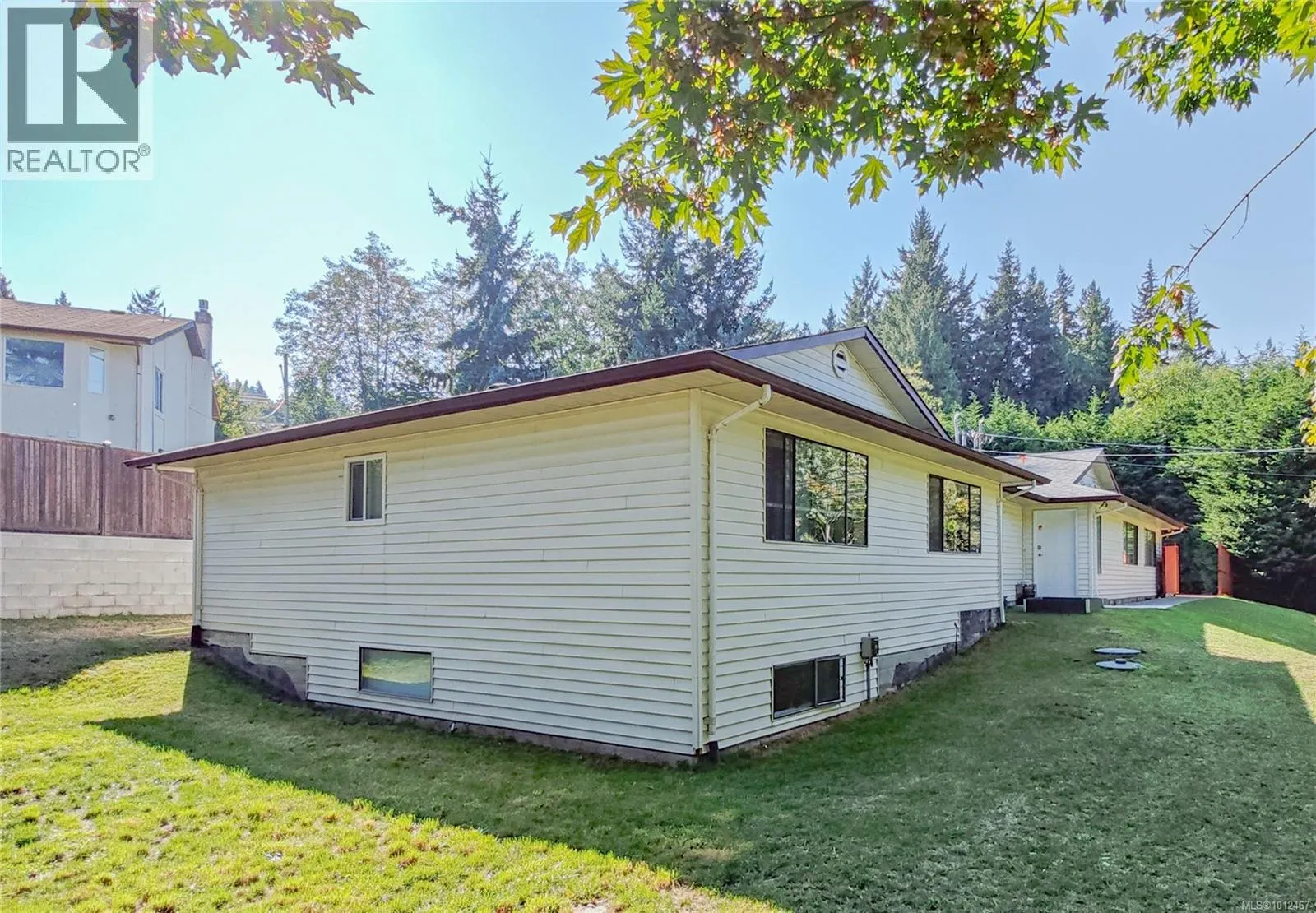 898 Cecil Blogg Dr
