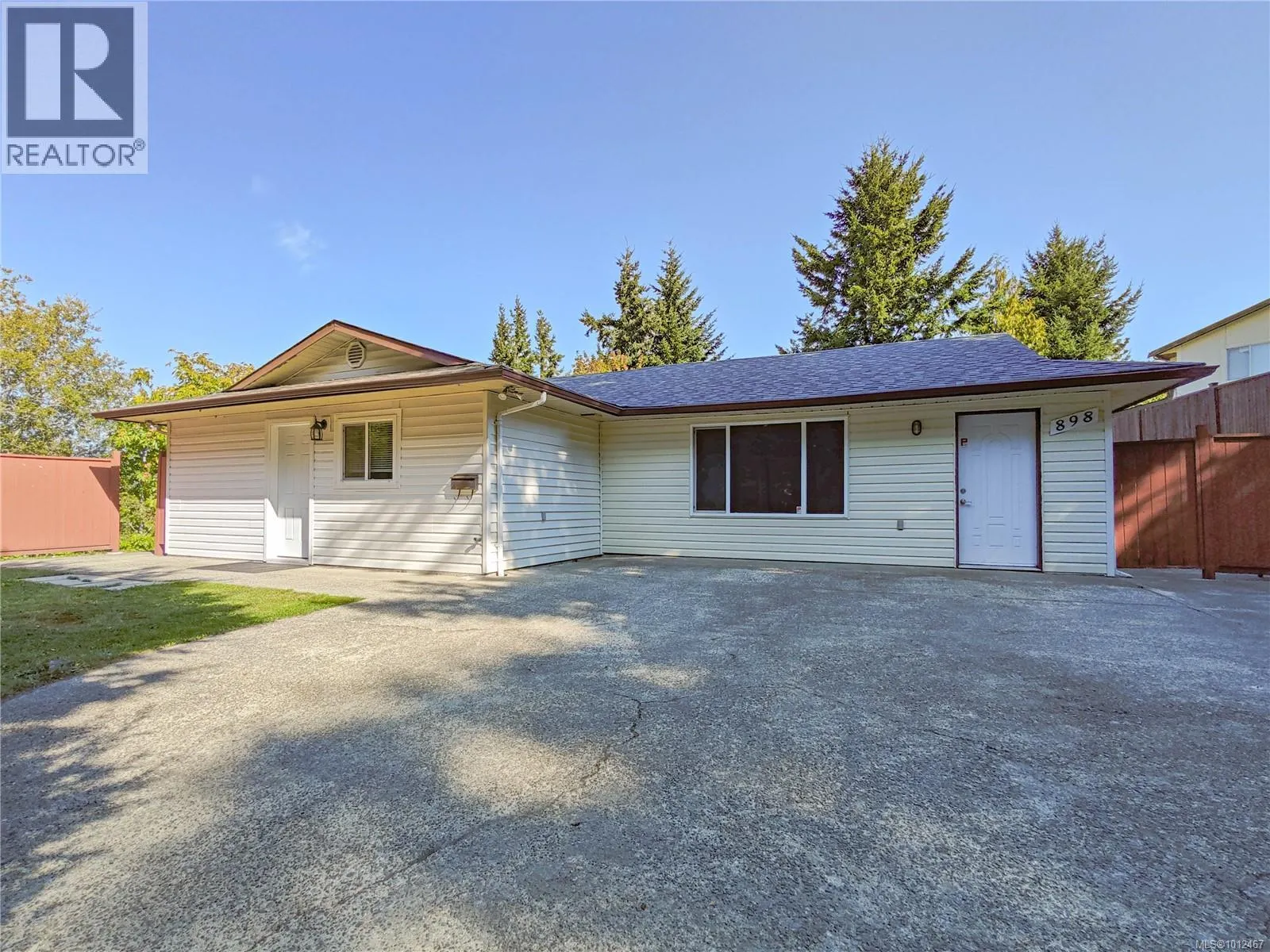 898 Cecil Blogg Dr