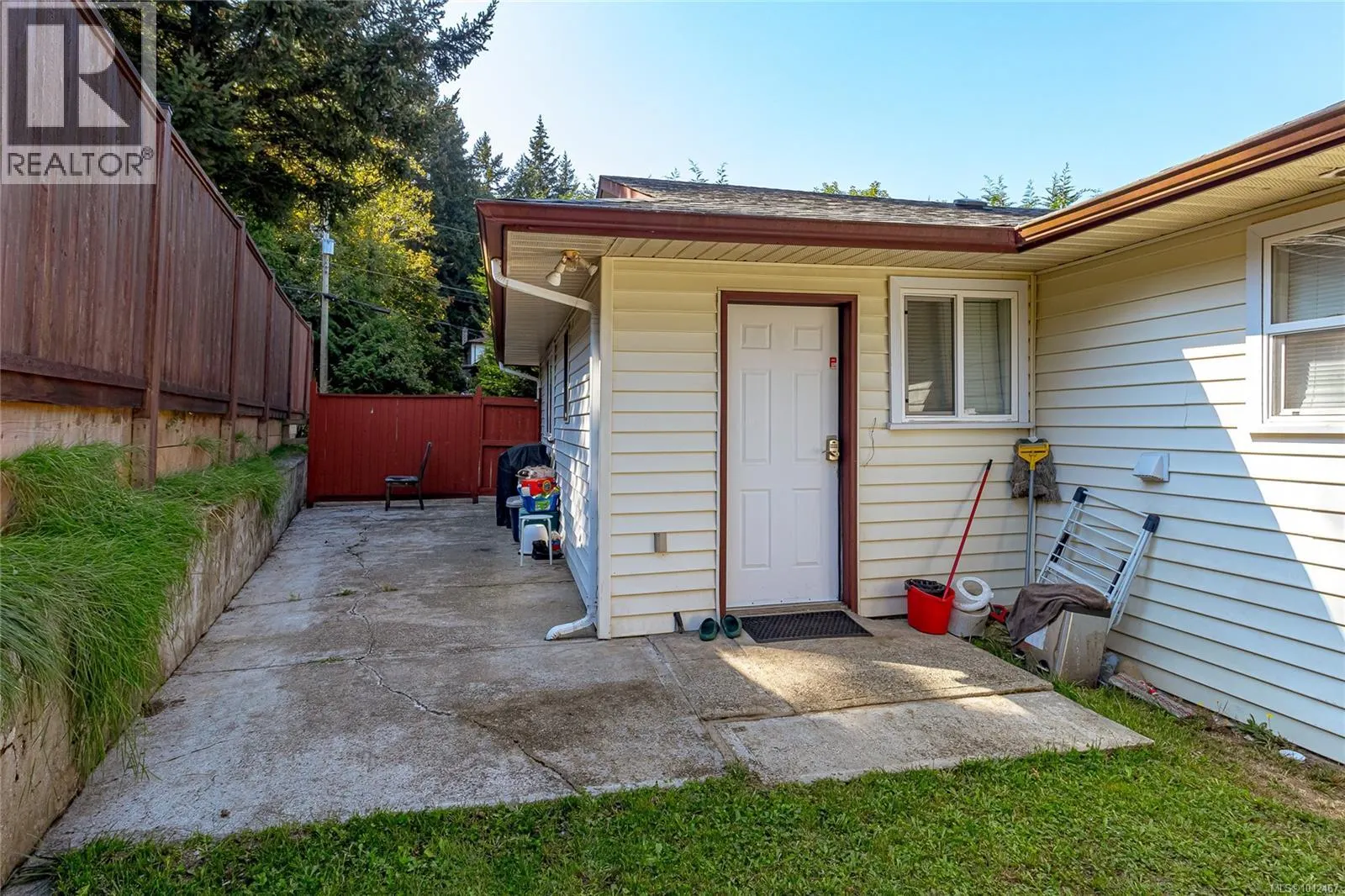 898 Cecil Blogg Dr