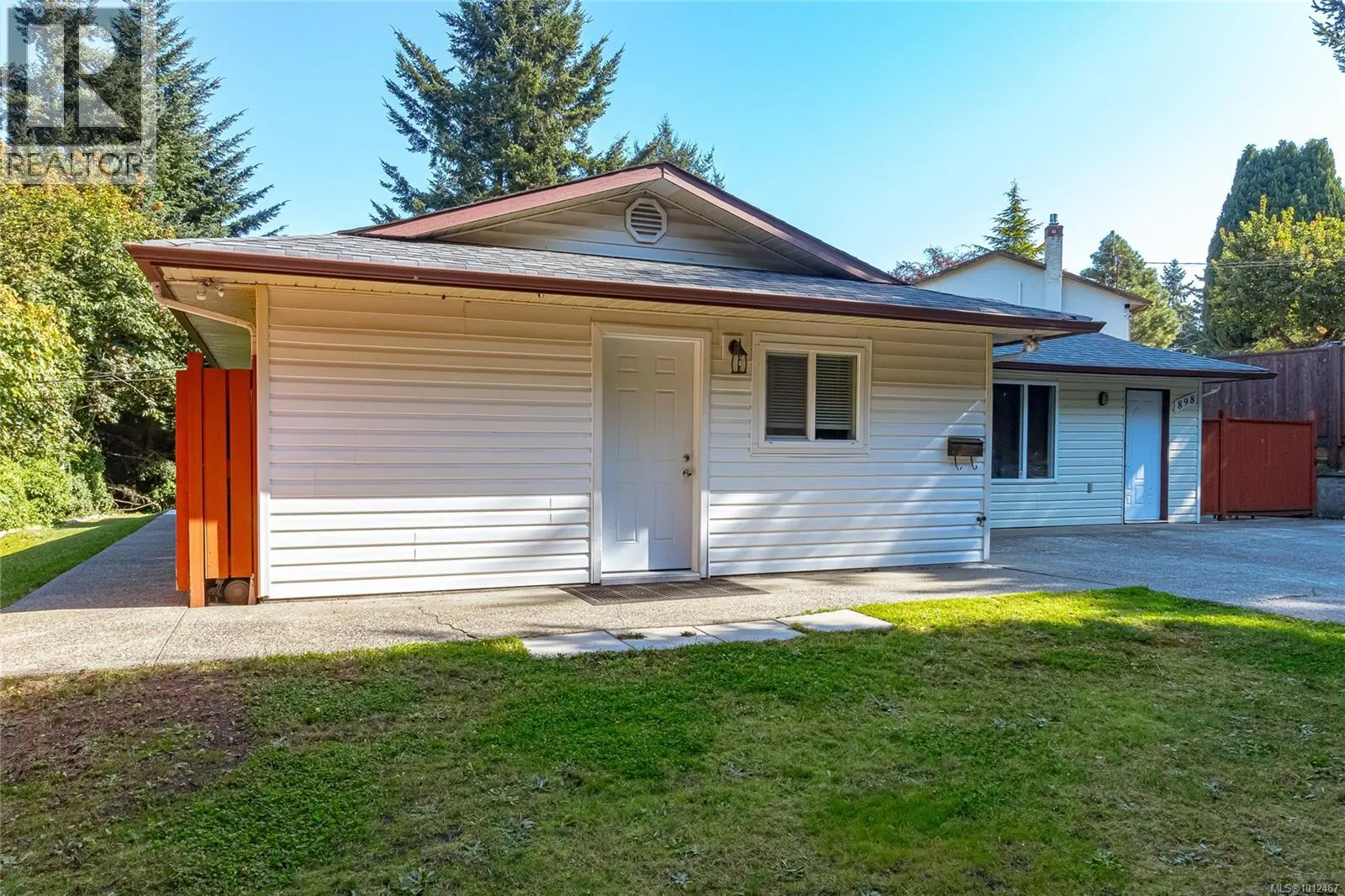 898 Cecil Blogg Dr