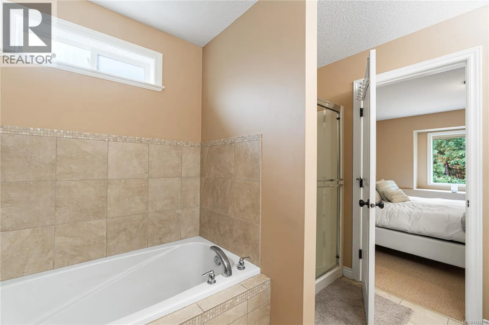 2246 Neil Dr