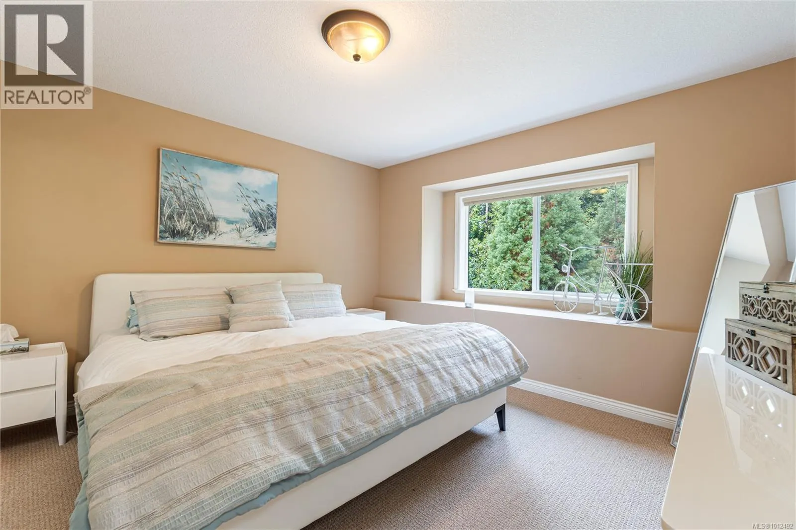 2246 Neil Dr