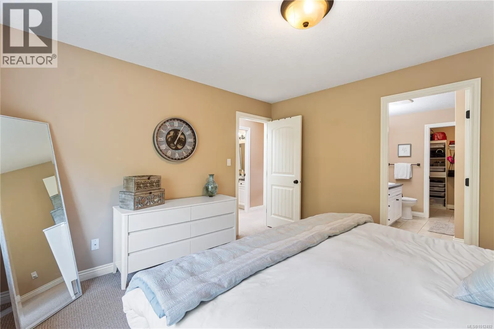 2246 Neil Dr