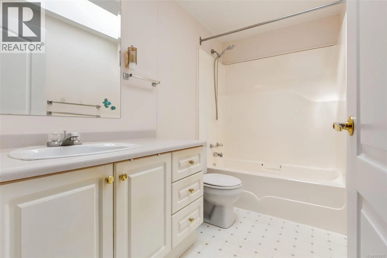 1011 Collier Cres