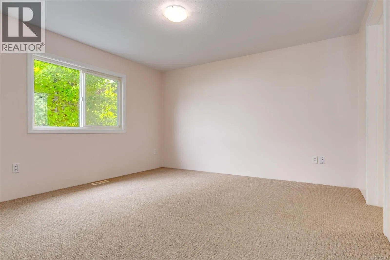 1011 Collier Cres
