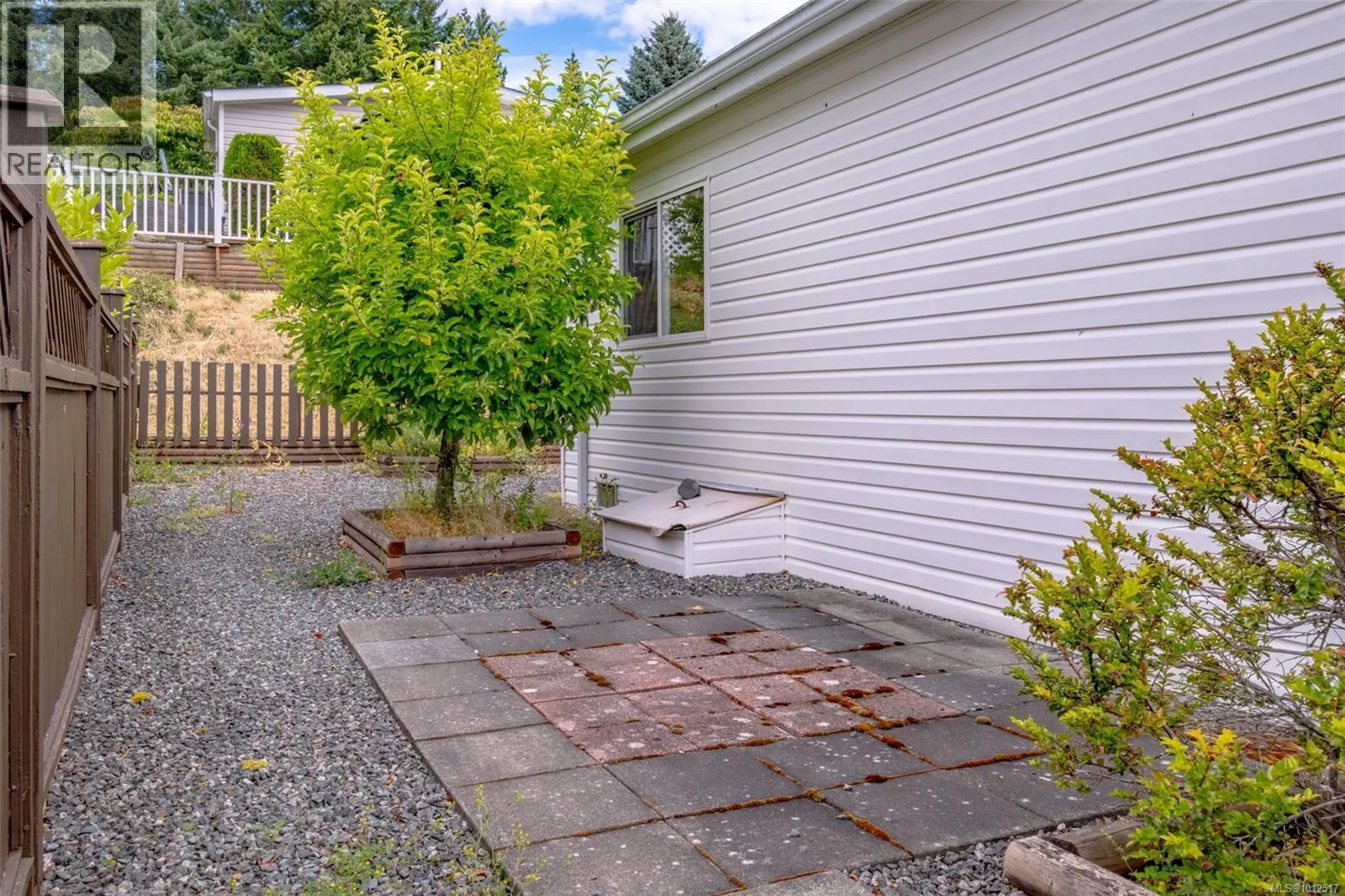 1011 Collier Cres