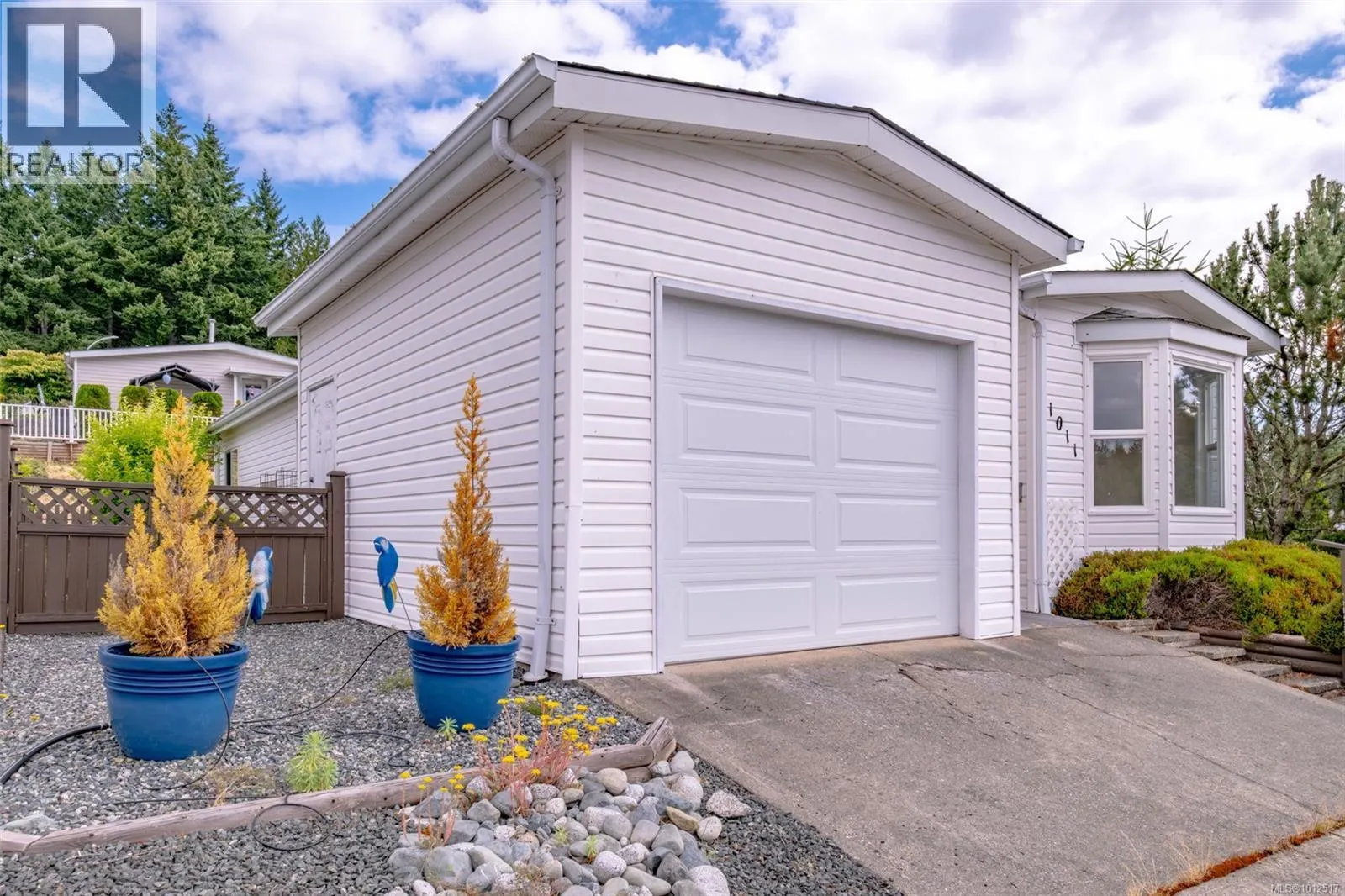 1011 Collier Cres