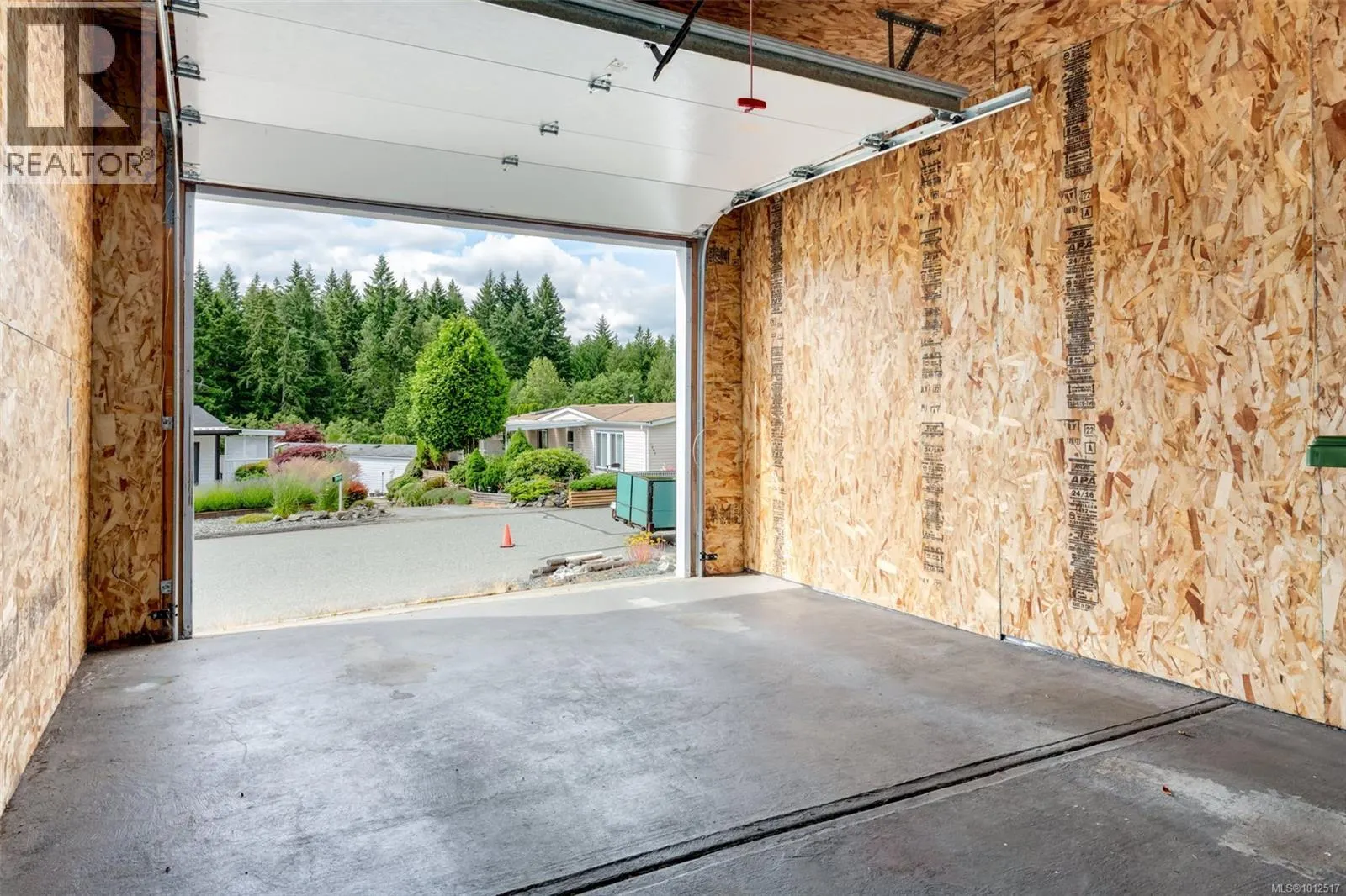 1011 Collier Cres