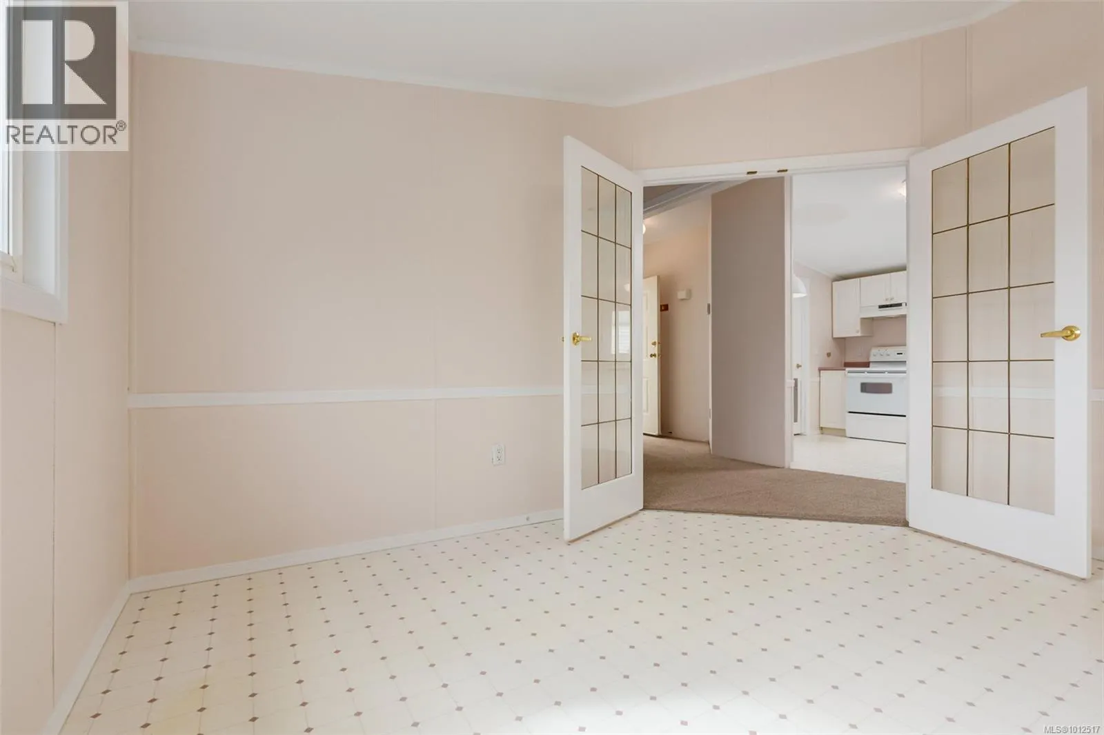 1011 Collier Cres