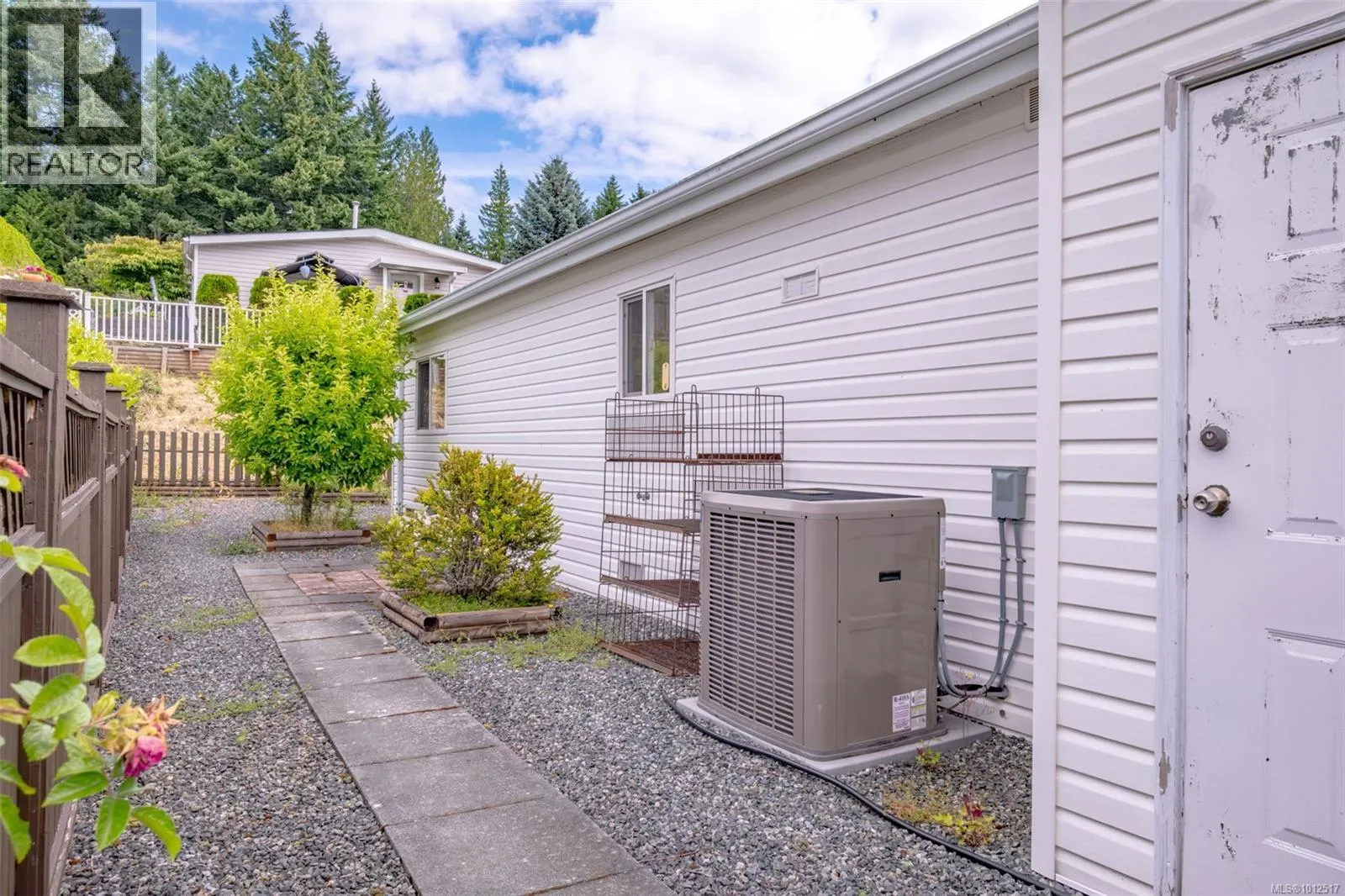 1011 Collier Cres