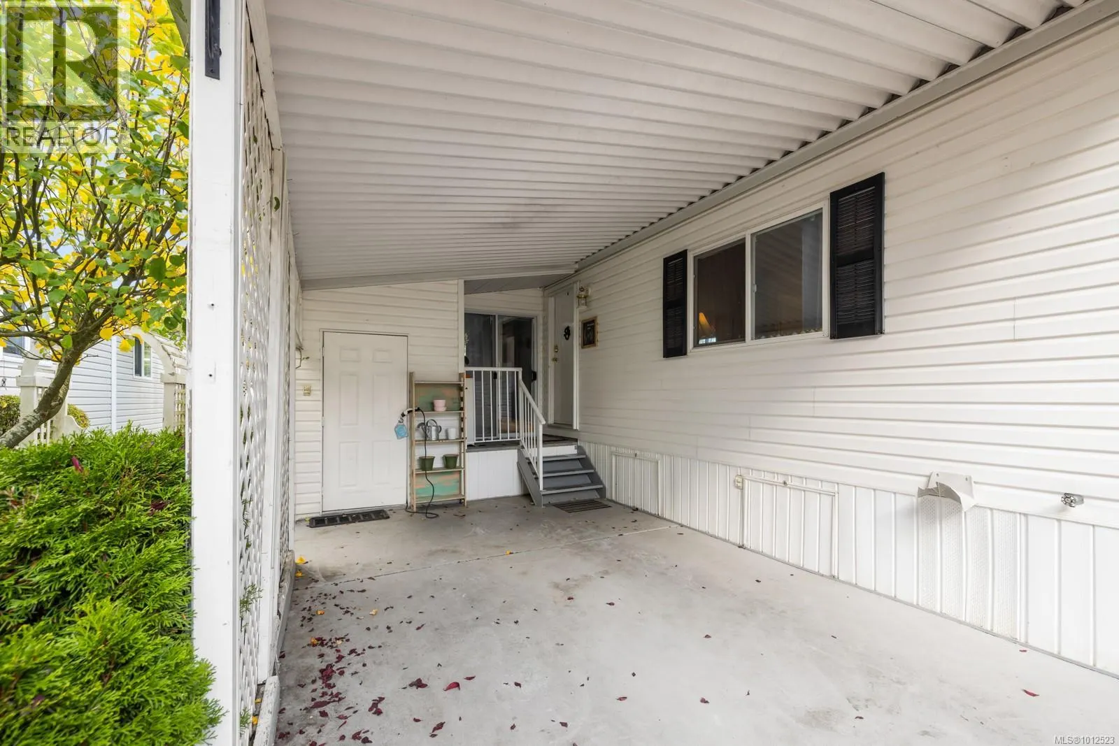 11 7401 Central Saanich Rd
