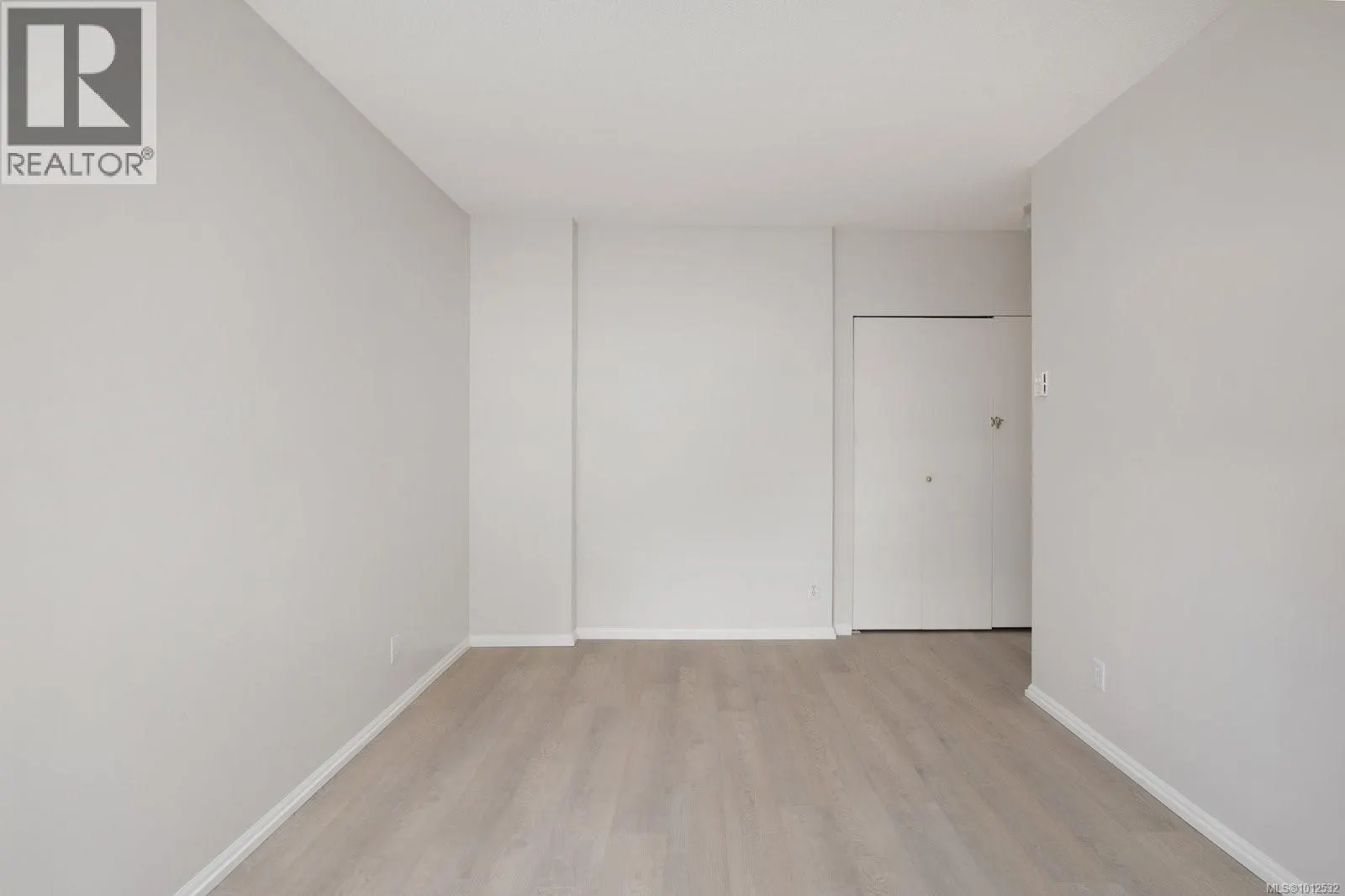 205 1020 View St