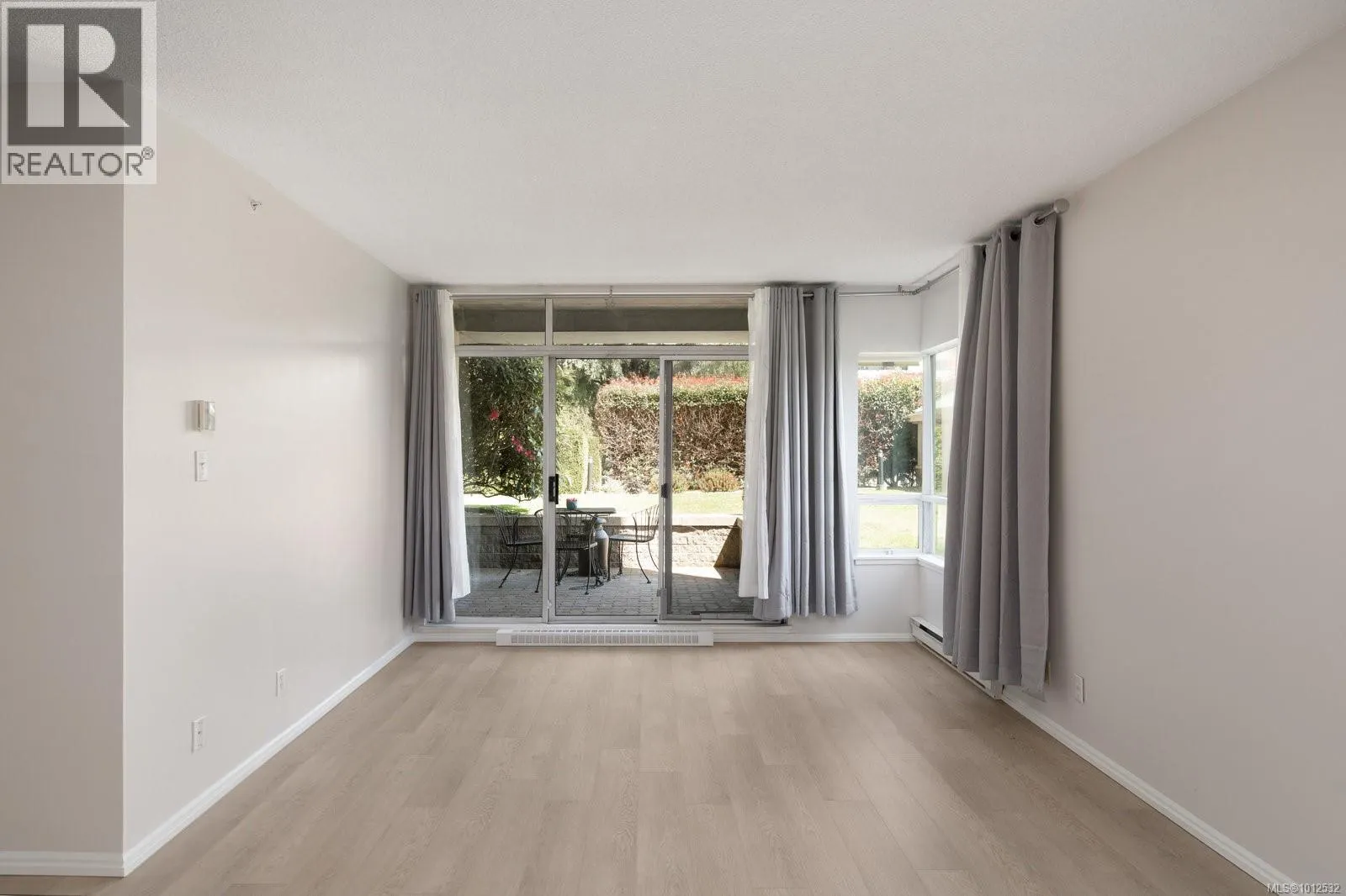 205 1020 View St