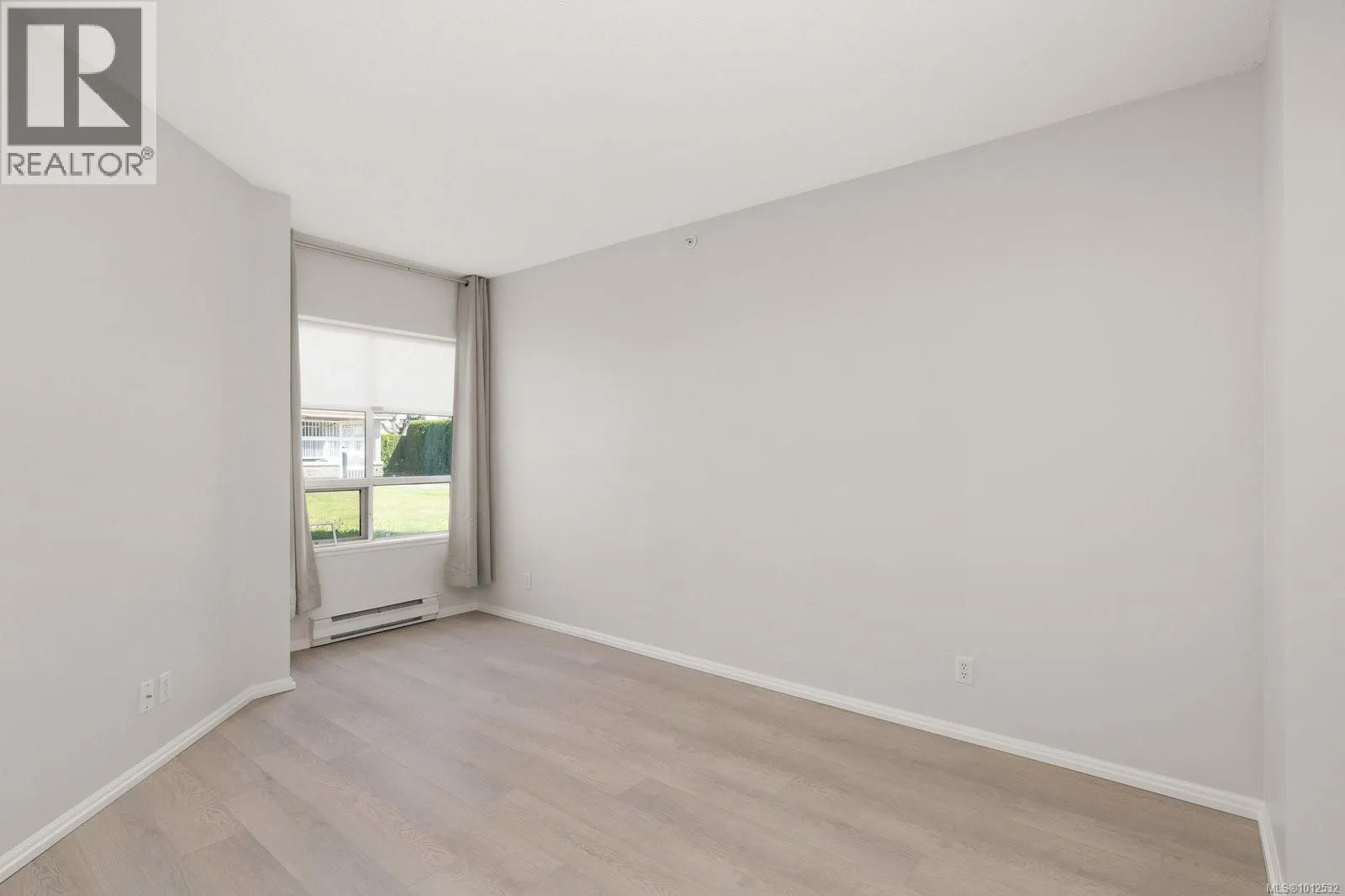 205 1020 View St