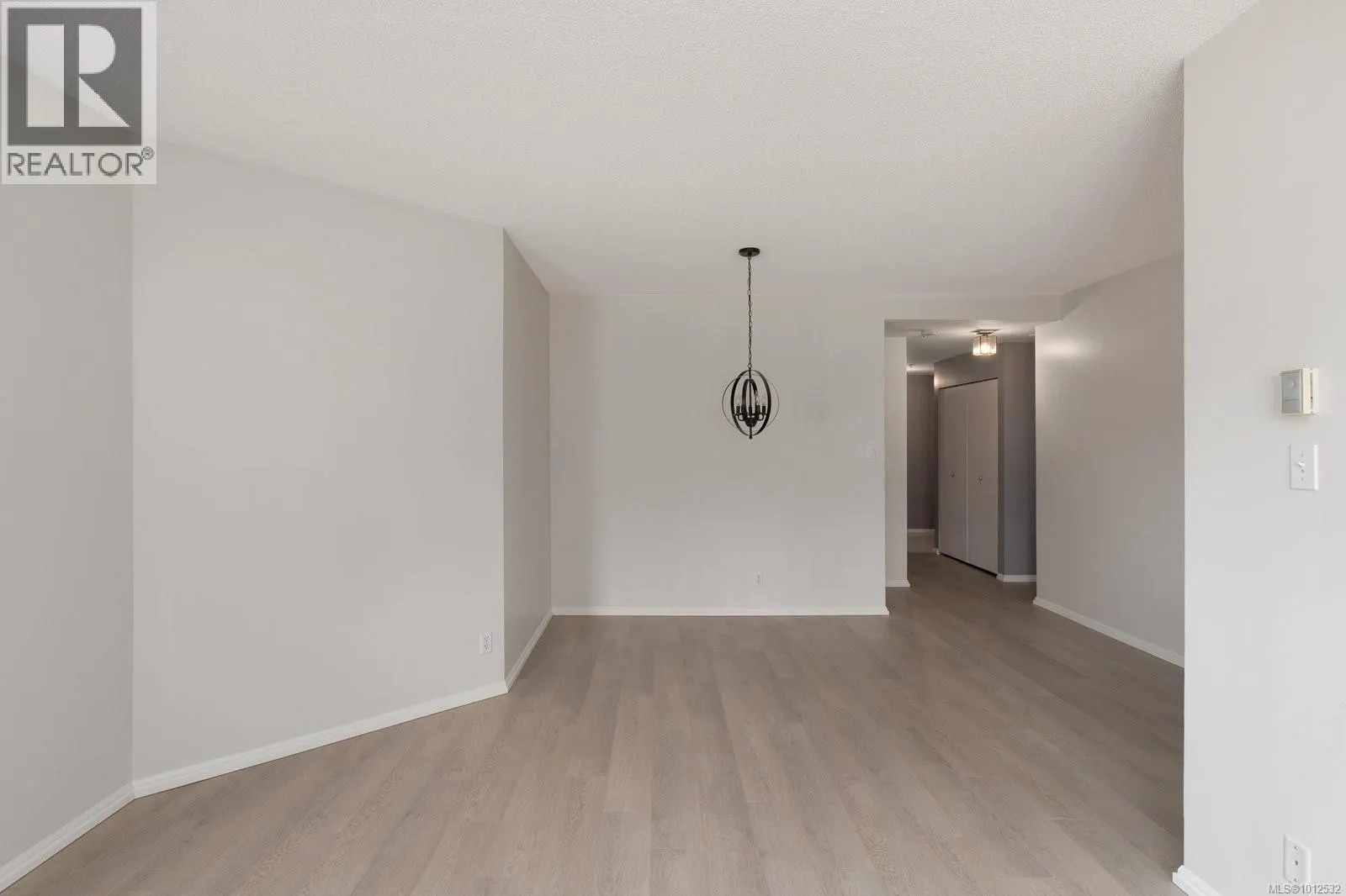 205 1020 View St