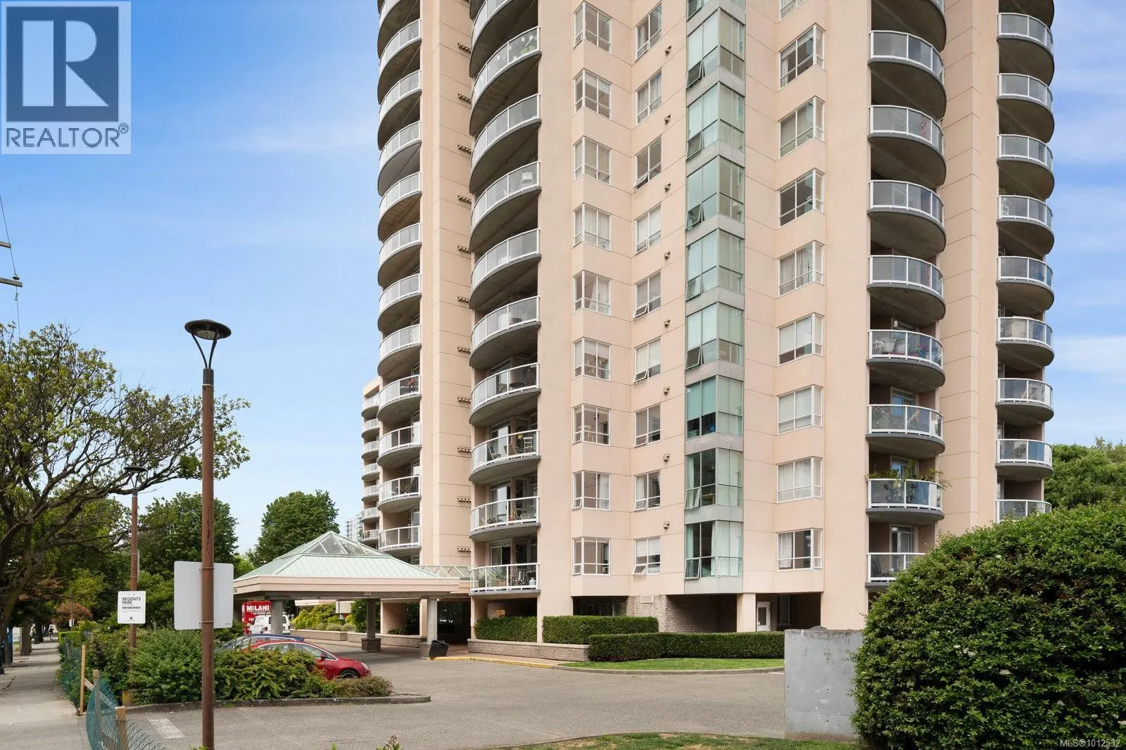 205 1020 View St