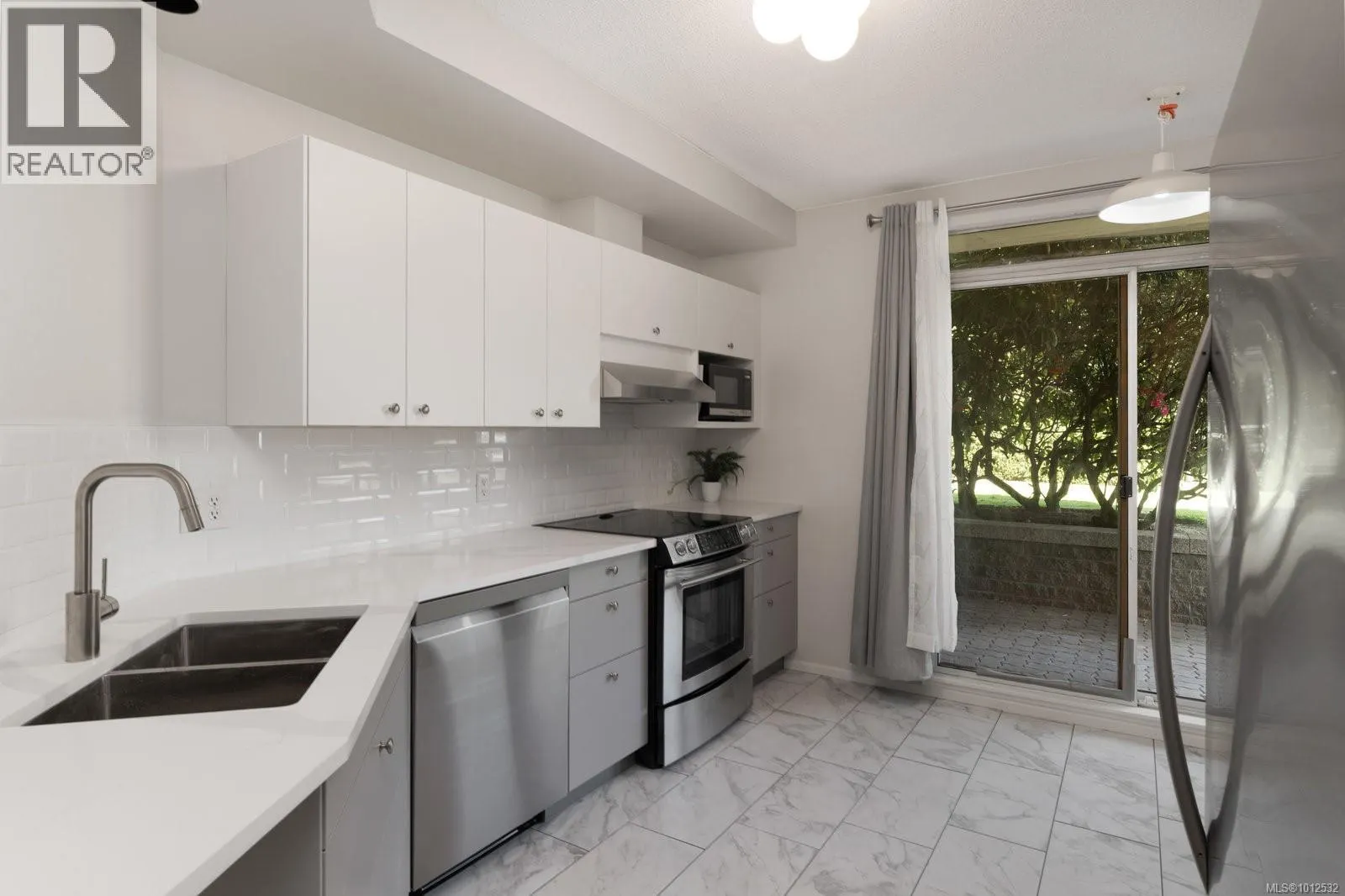 205 1020 View St