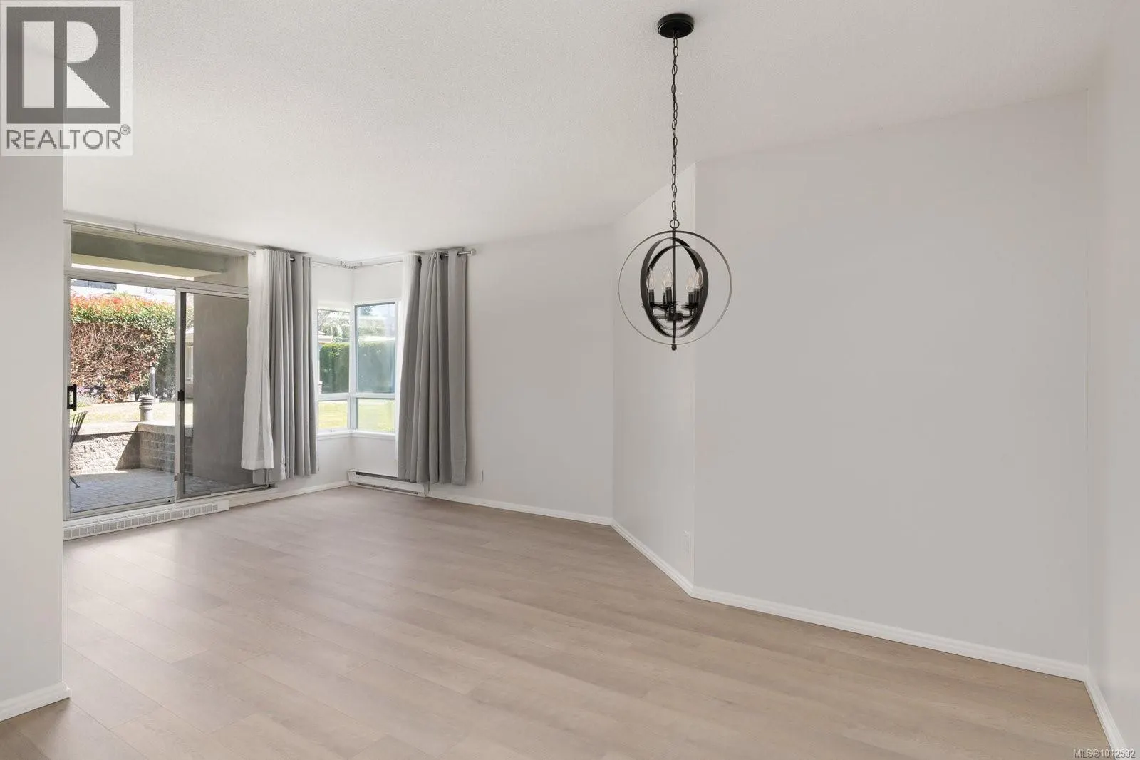 205 1020 View St