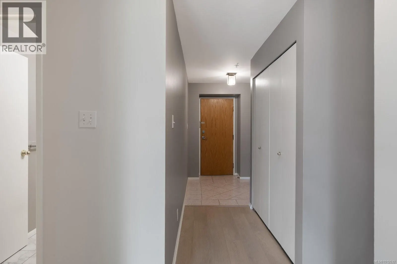 205 1020 View St