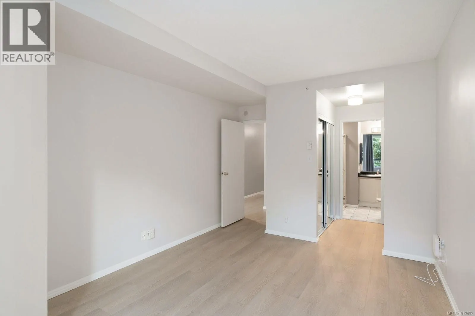 205 1020 View St