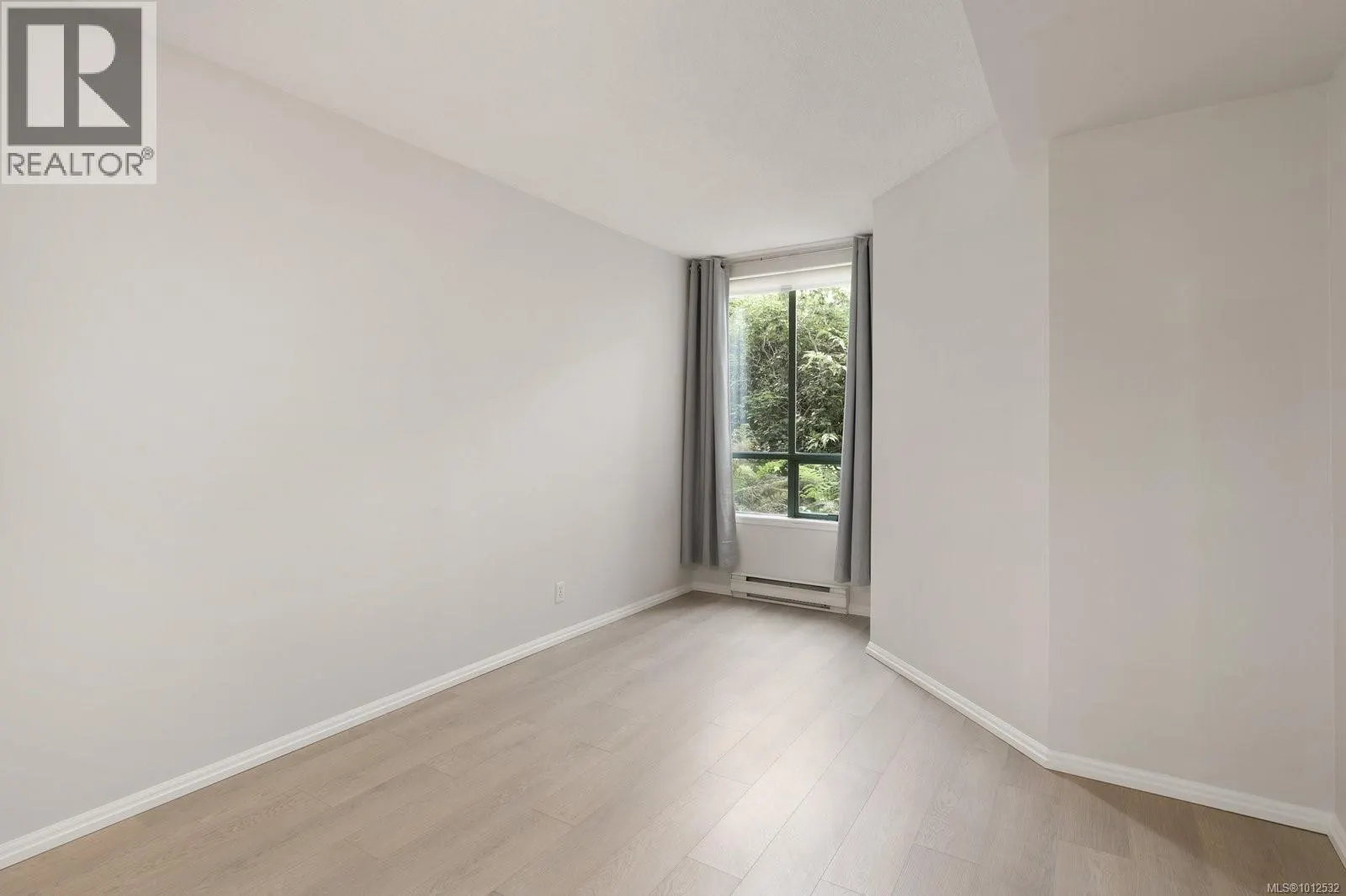 205 1020 View St