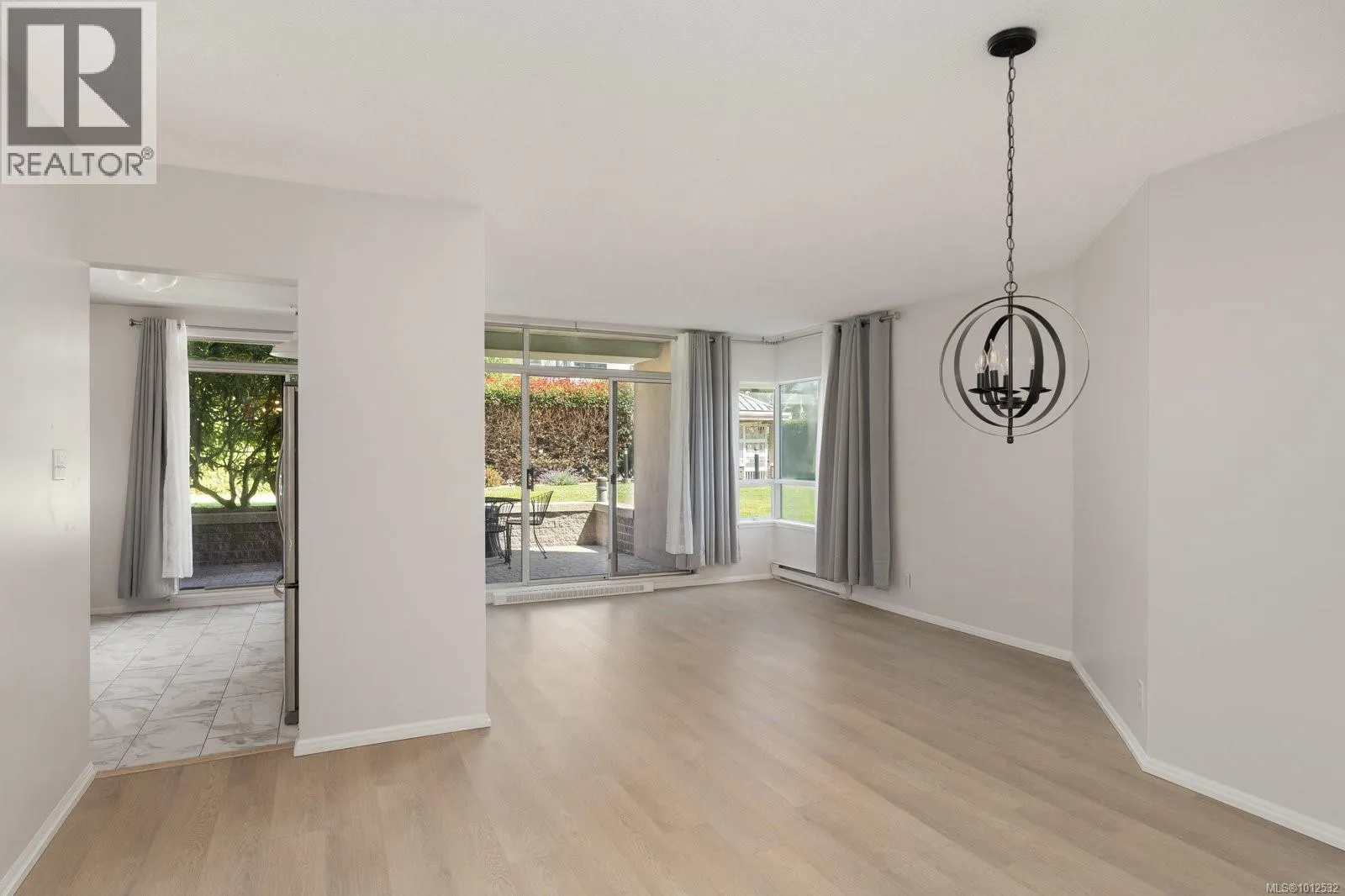 205 1020 View St