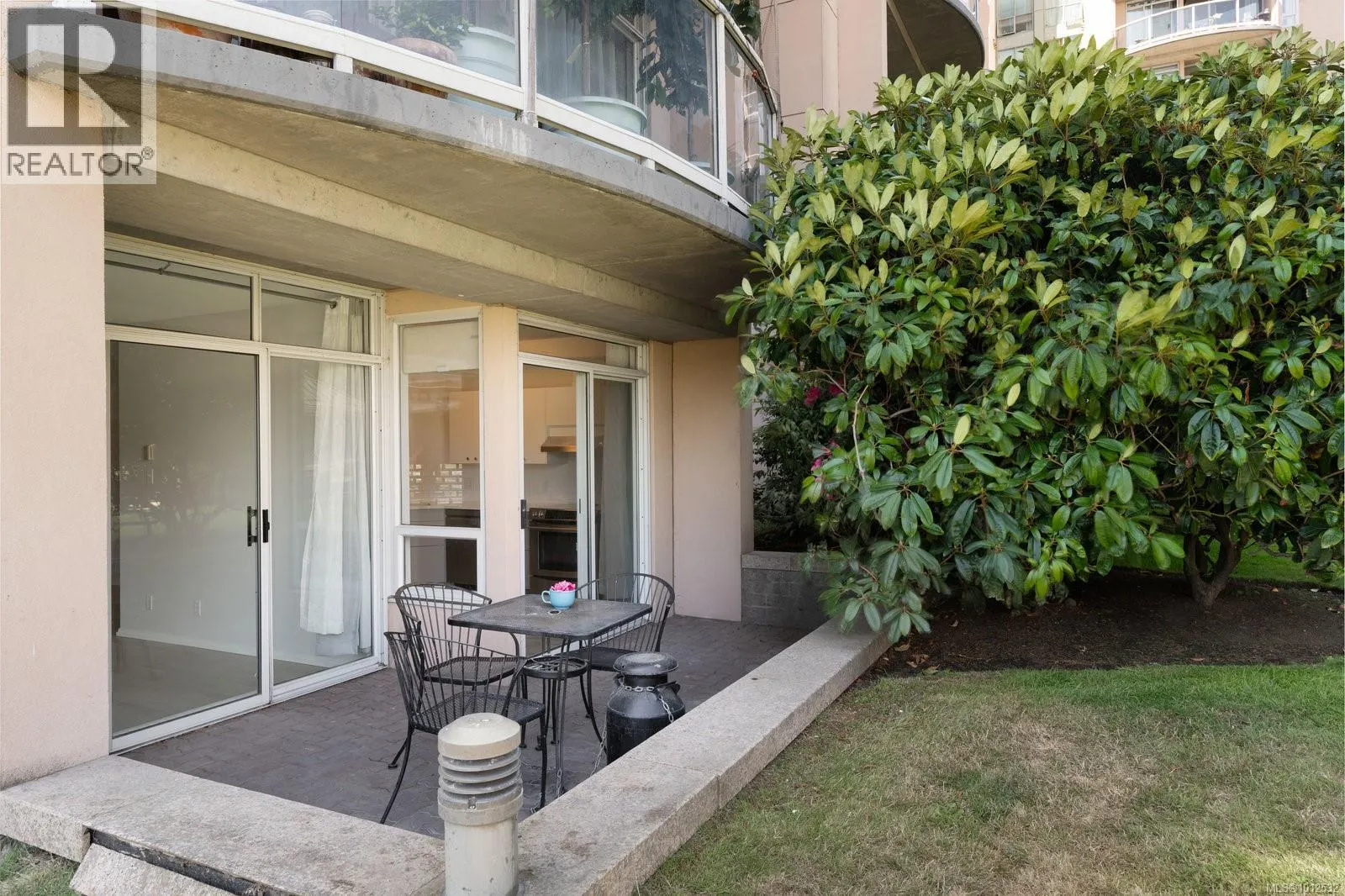 205 1020 View St
