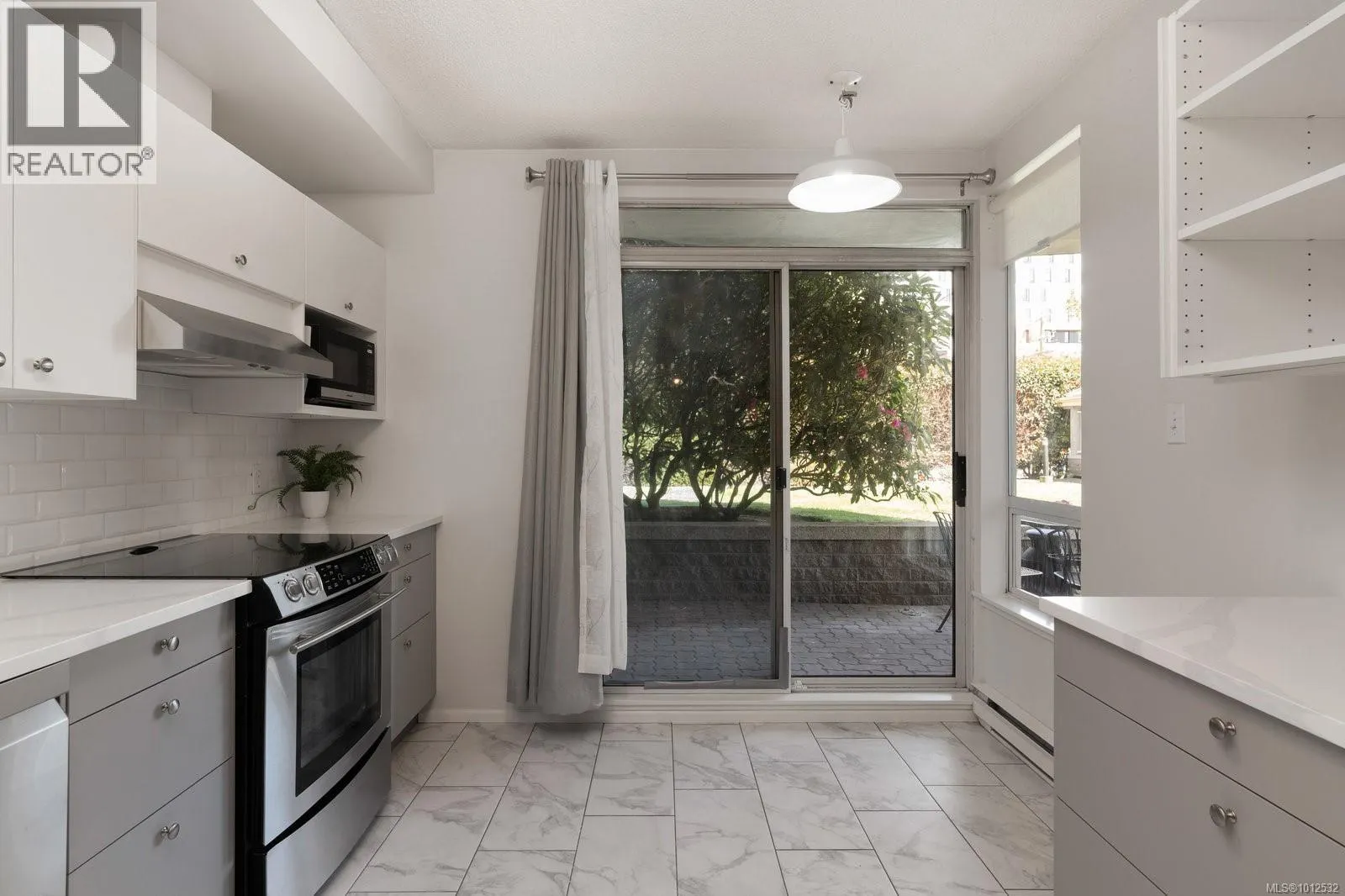 205 1020 View St