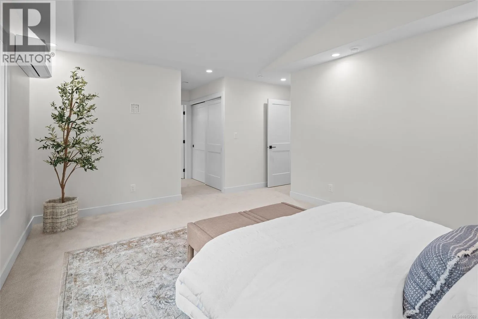 678 Madrona Pl