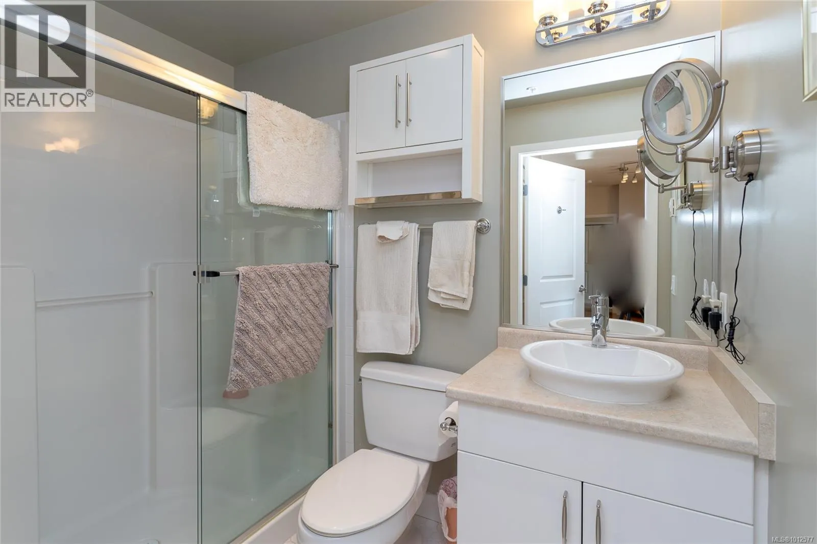 301 4394 West Saanich Rd