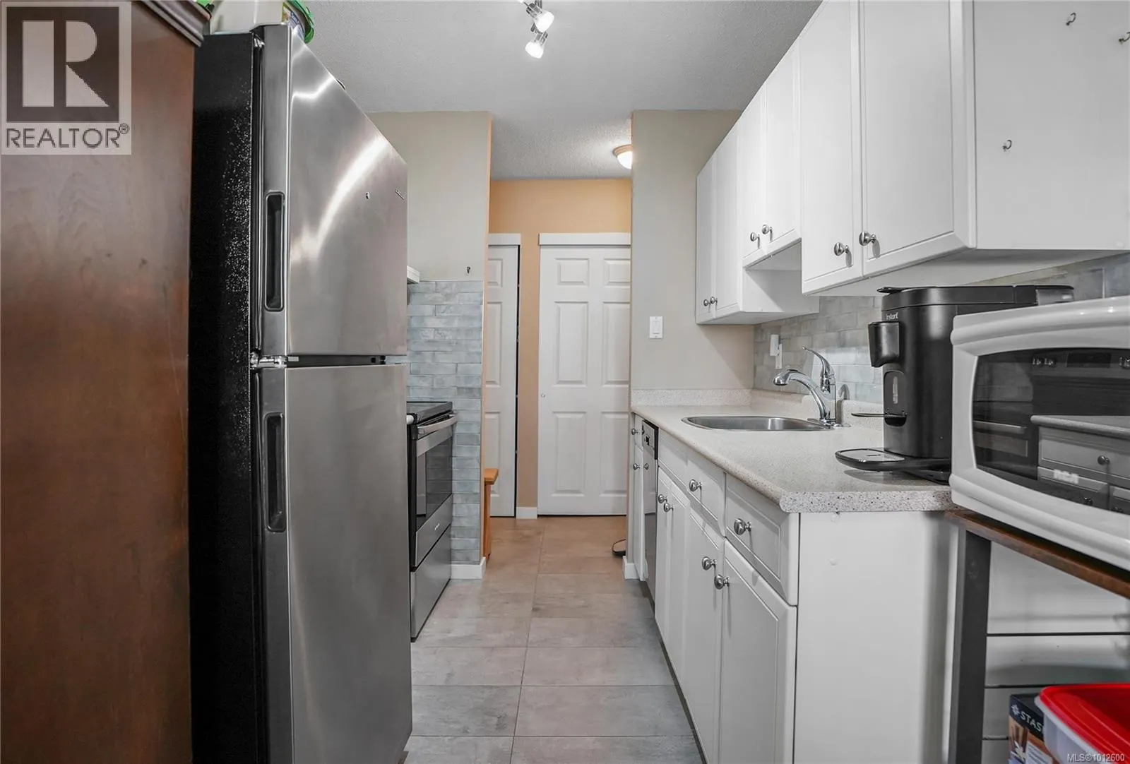202 1040 Rockland Ave