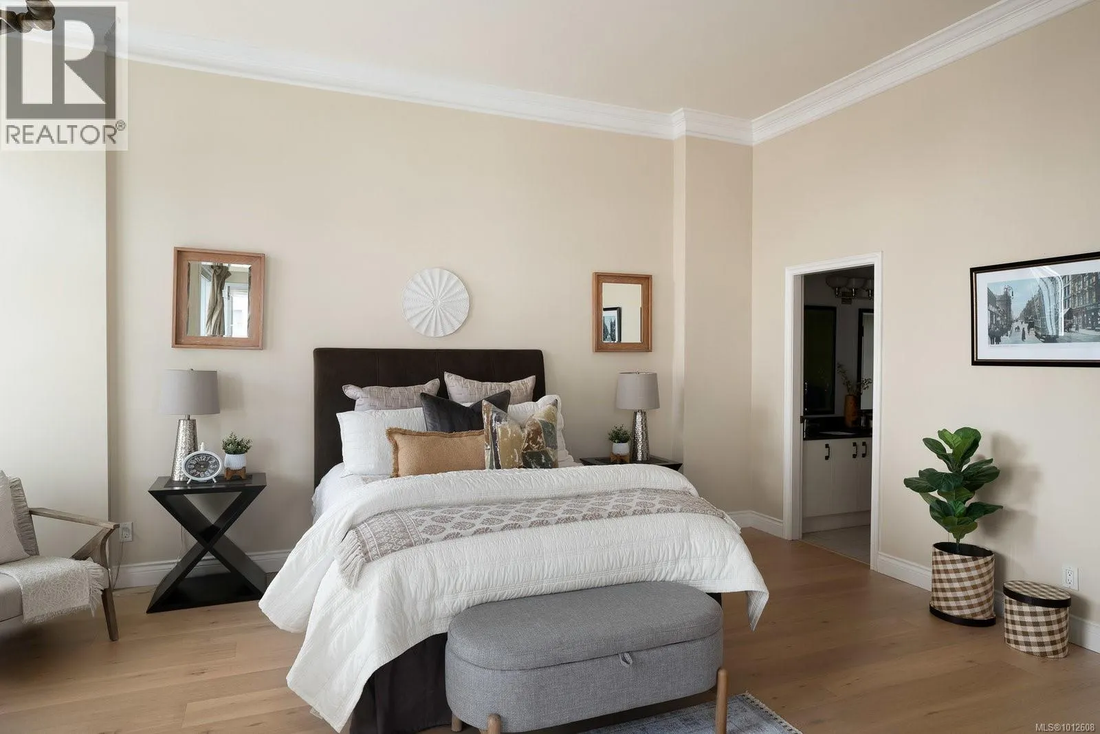 518 10 Paul Kane Pl