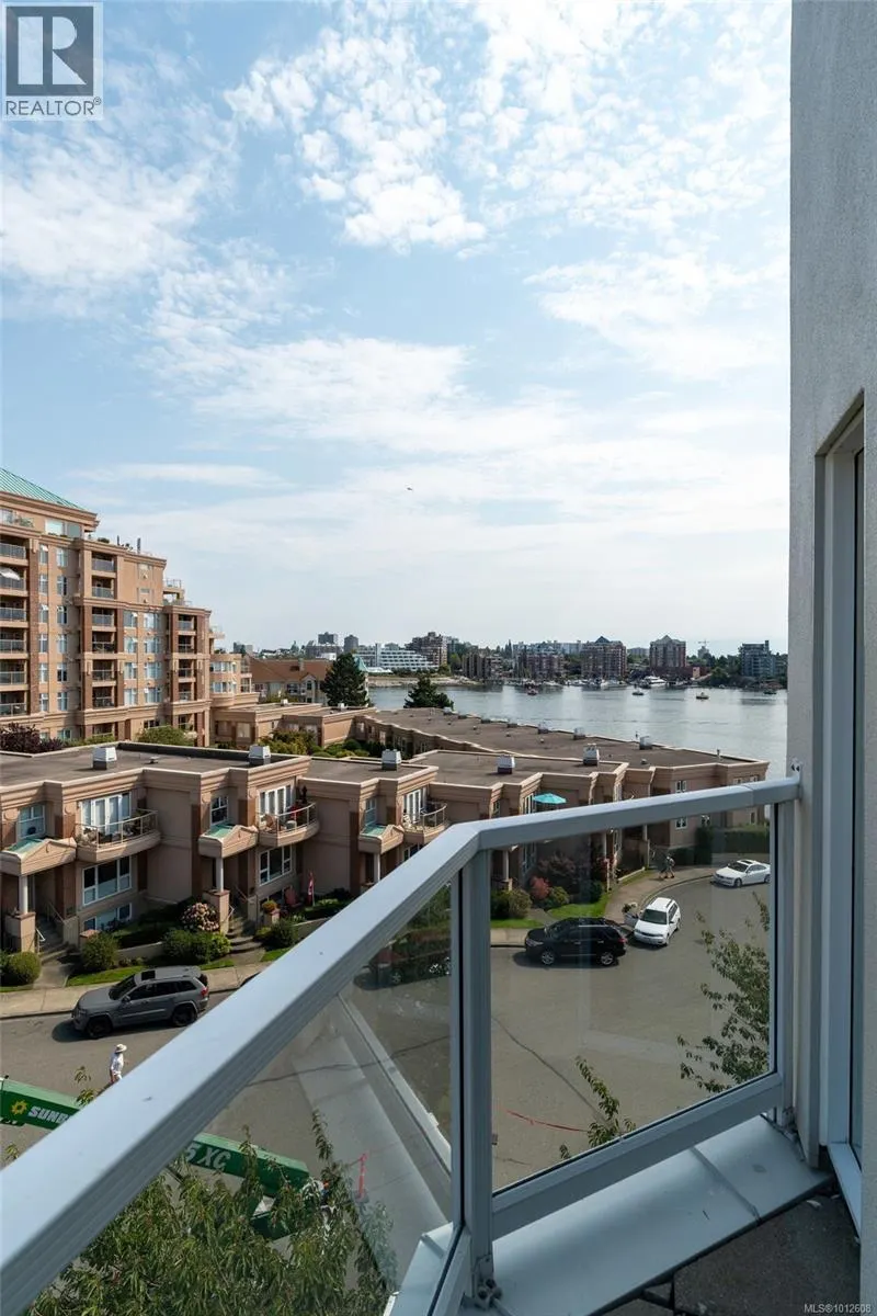 518 10 Paul Kane Pl