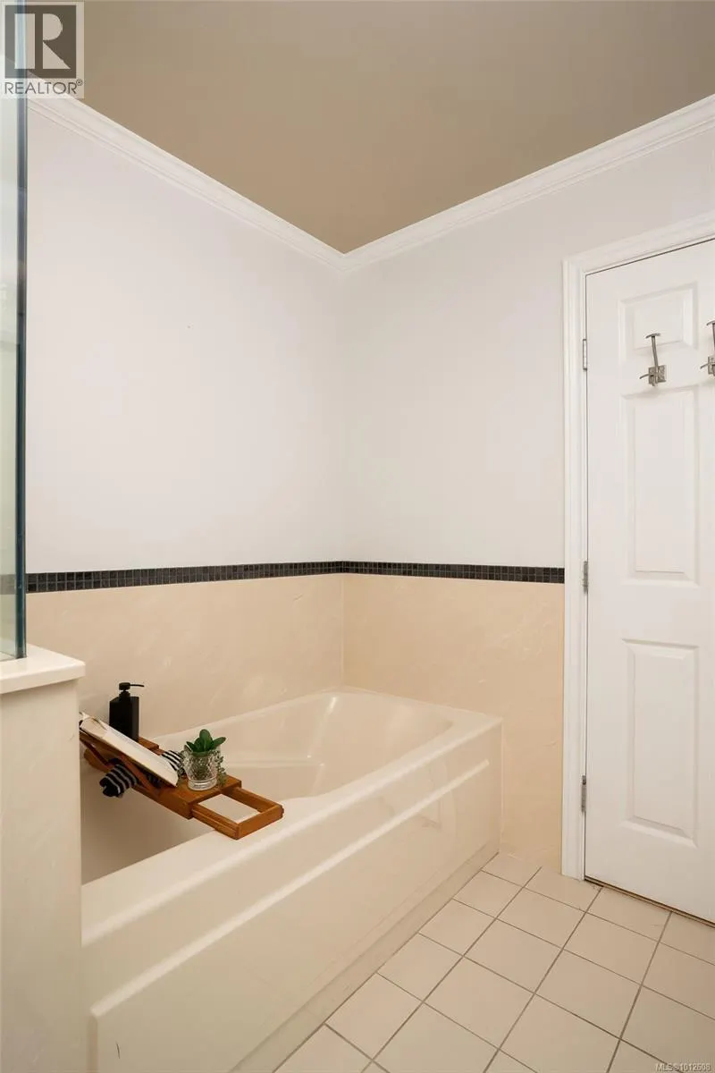 518 10 Paul Kane Pl