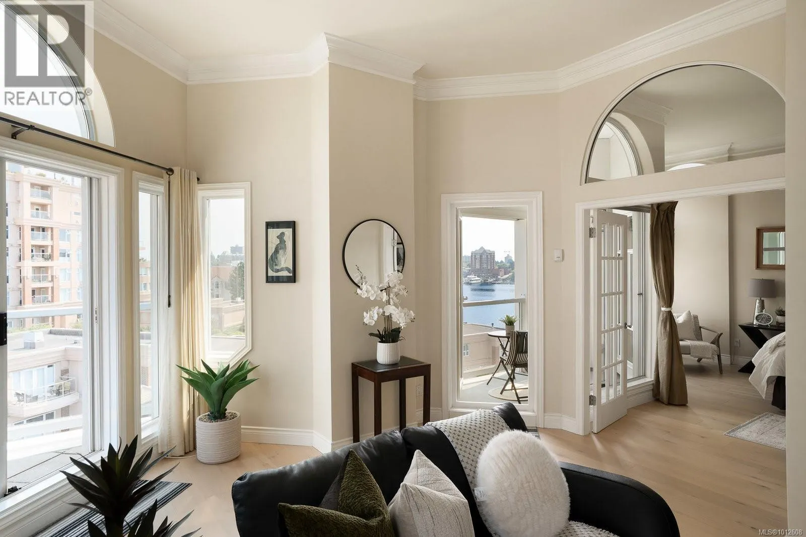 518 10 Paul Kane Pl