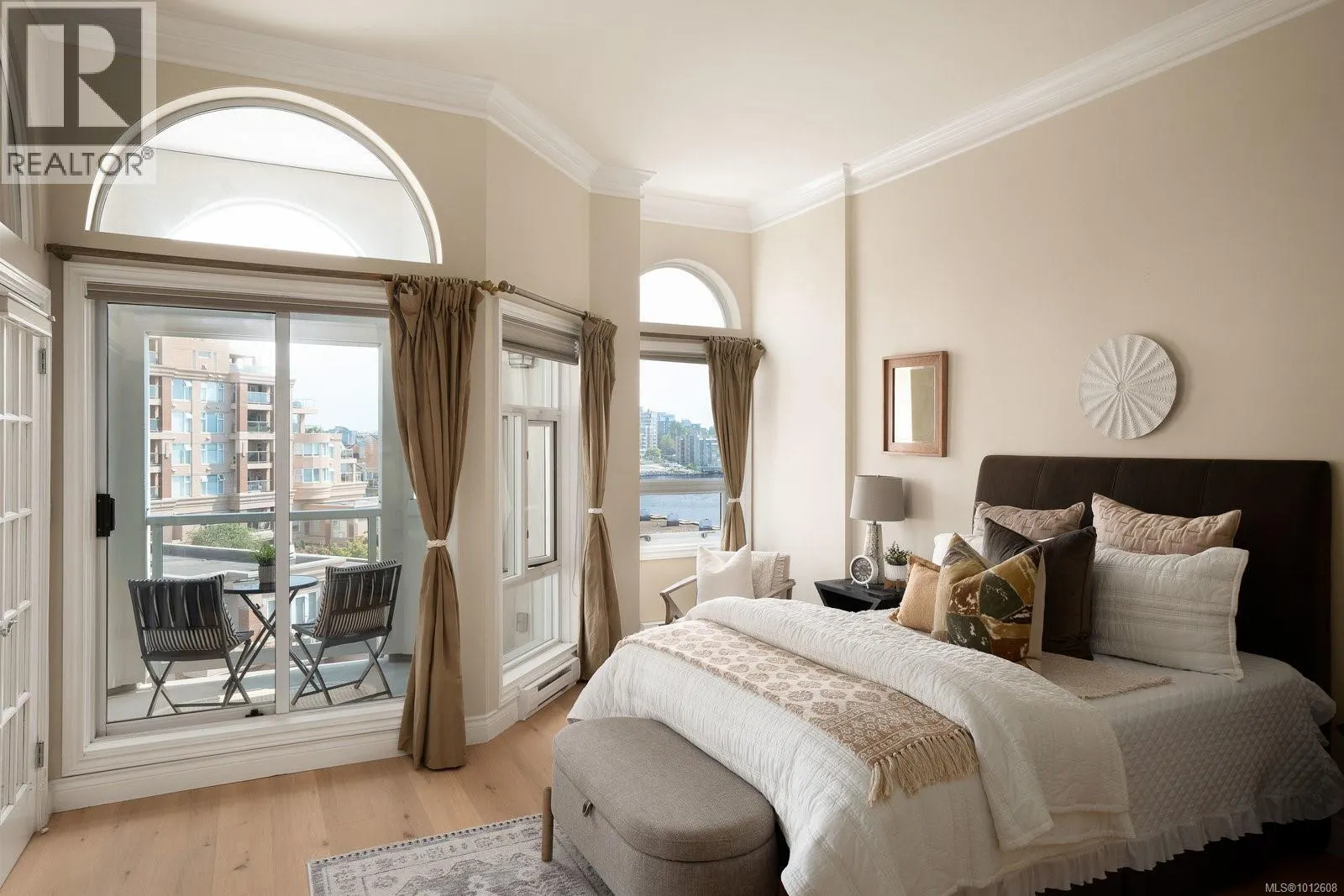 518 10 Paul Kane Pl