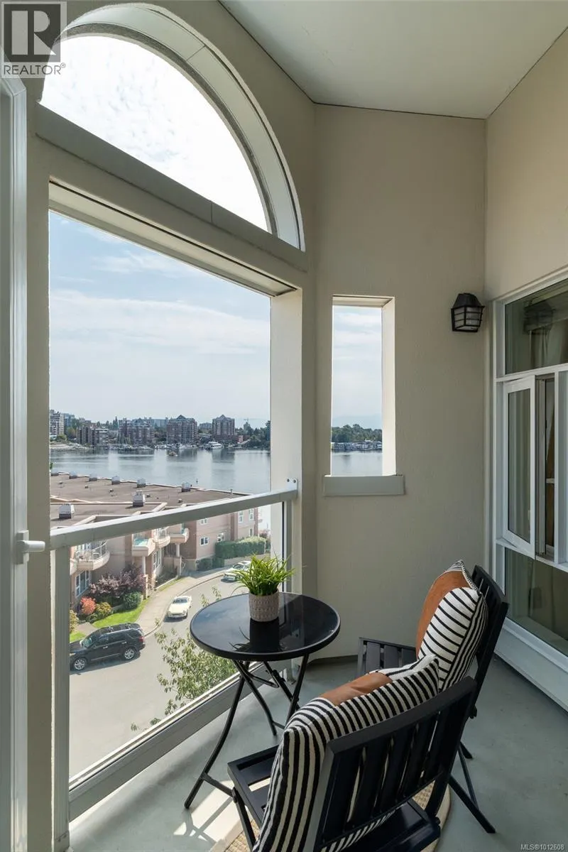 518 10 Paul Kane Pl