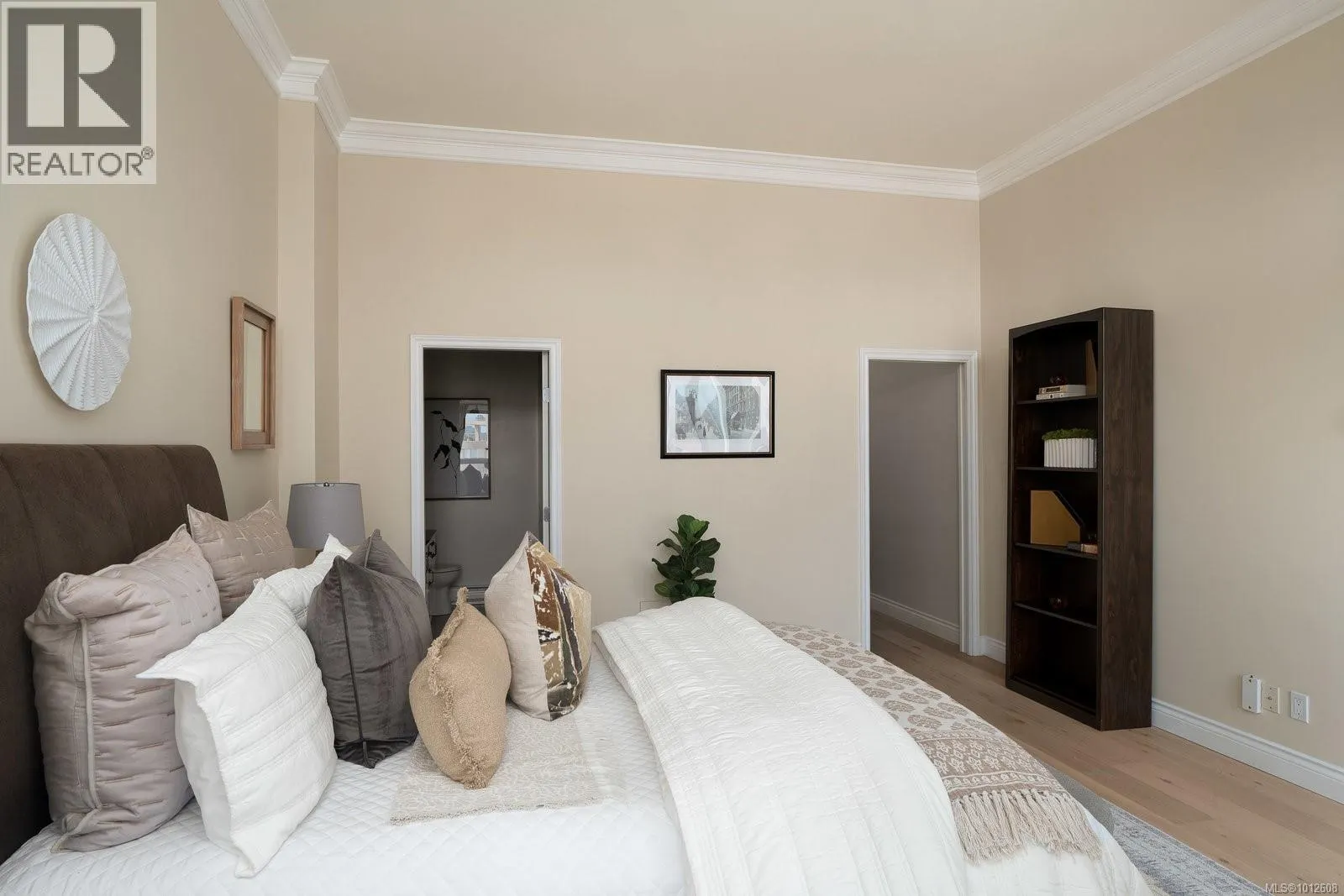 518 10 Paul Kane Pl