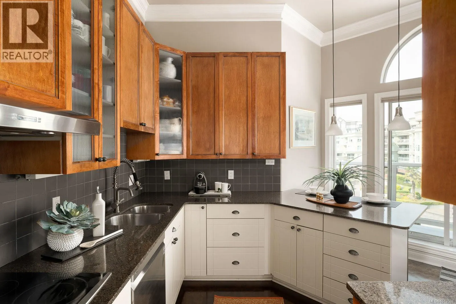 518 10 Paul Kane Pl