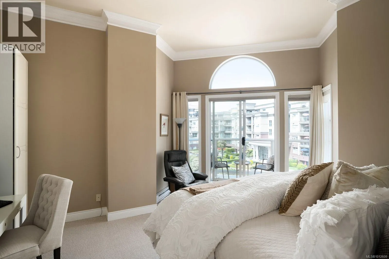 518 10 Paul Kane Pl