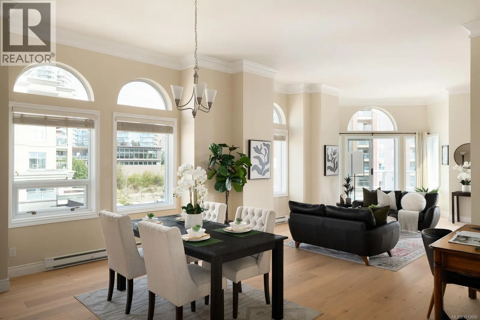 518 10 Paul Kane Pl