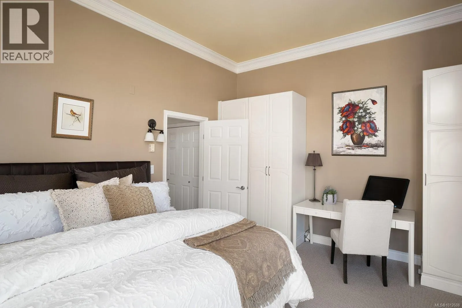 518 10 Paul Kane Pl