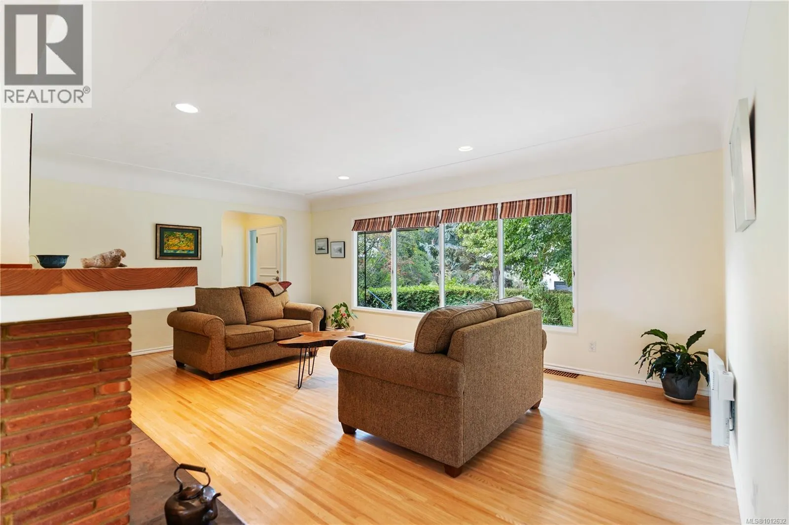 747 Falkland Rd
