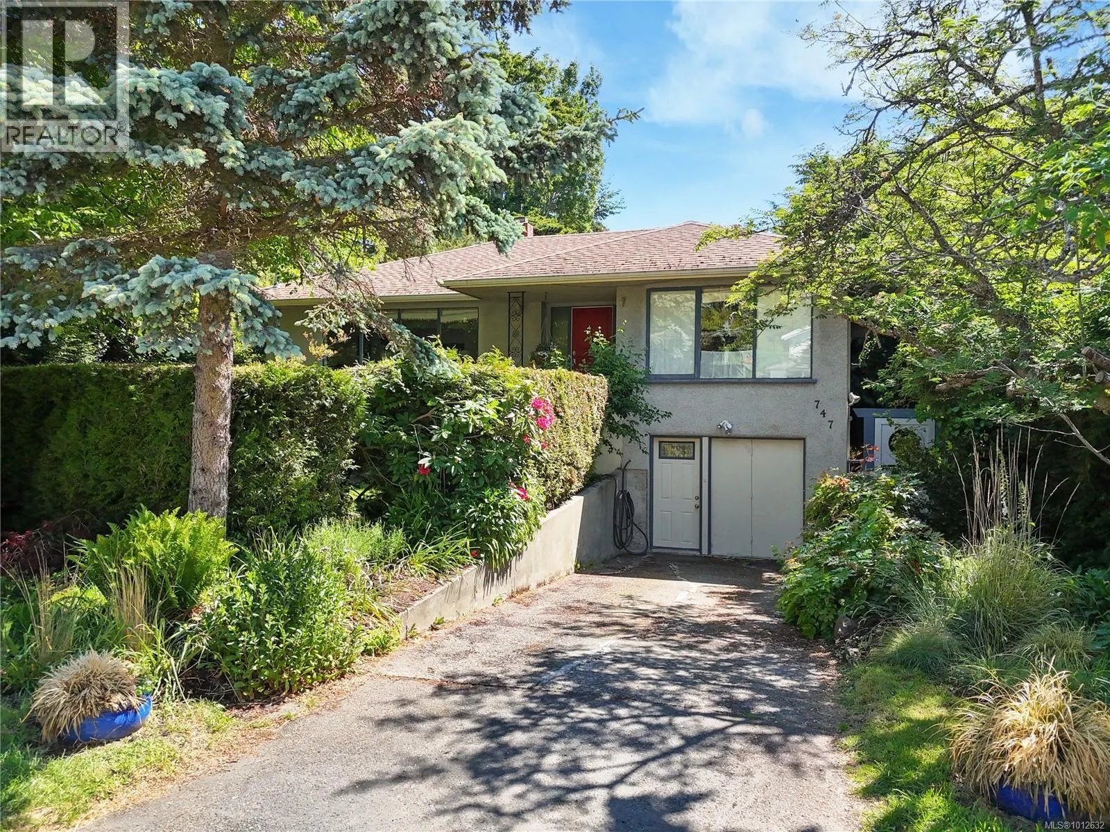747 Falkland Rd