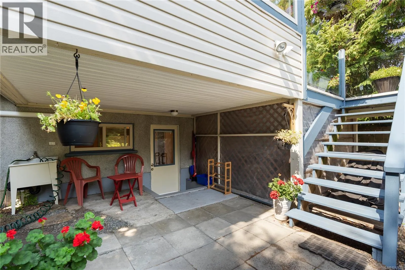 747 Falkland Rd
